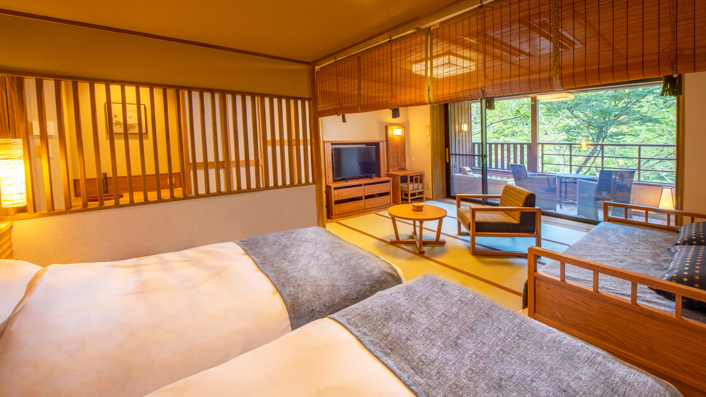 [Family Twin] Up to 4 people can stay if you use a divan and a Japanese futon.