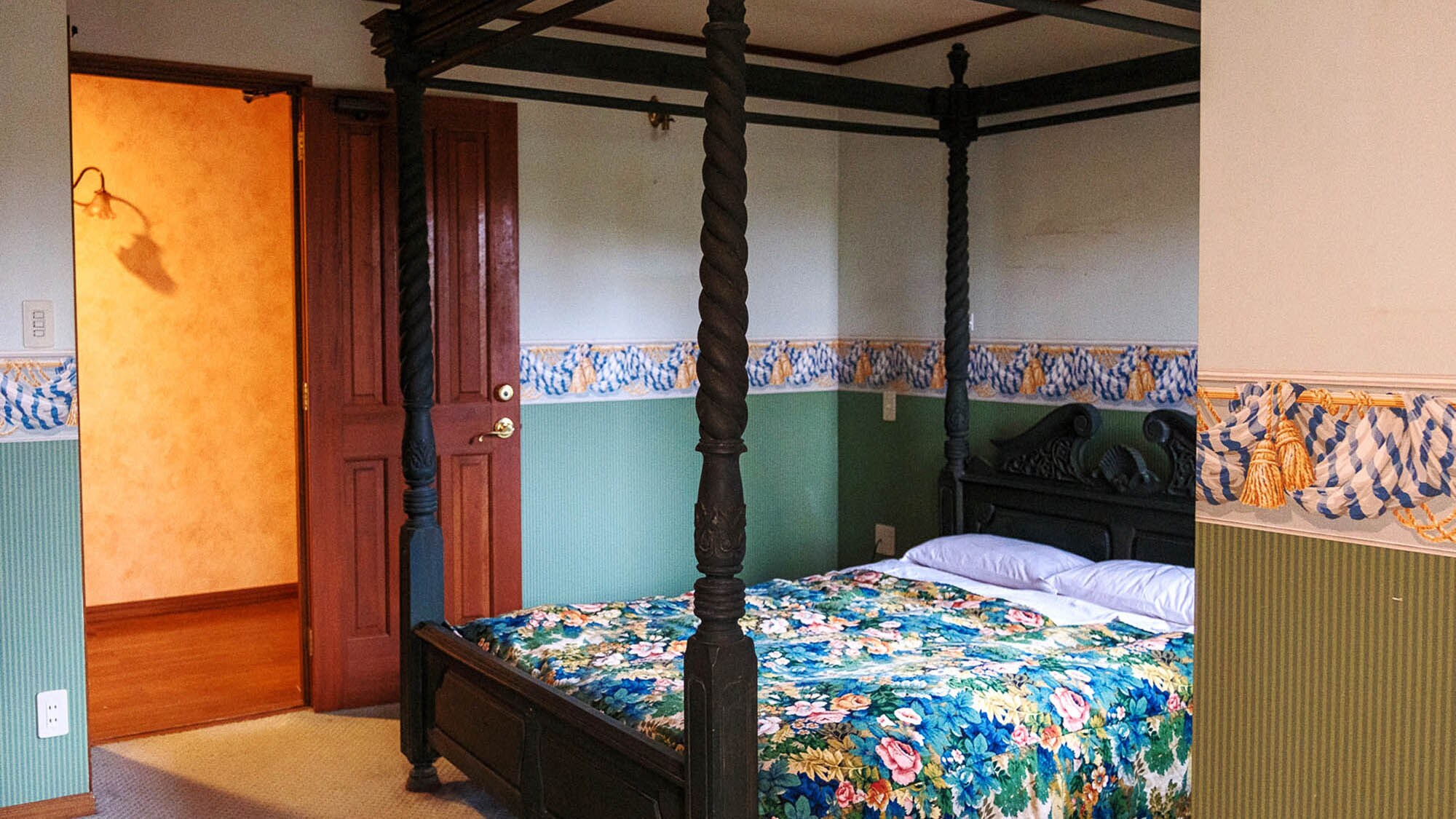 • [New Wing Double Room] Enjoy a comfortable stay with a spacious bed (※Image may vary depending on the room)