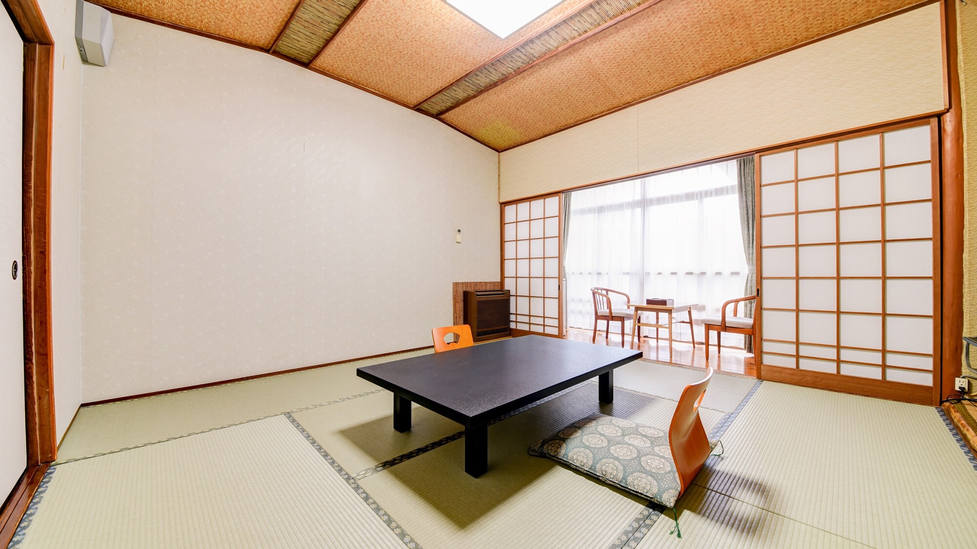 * [Contoh kamar bergaya Jepang dengan 8 tikar tatami] Harap regangkan kaki Anda dan rileks.