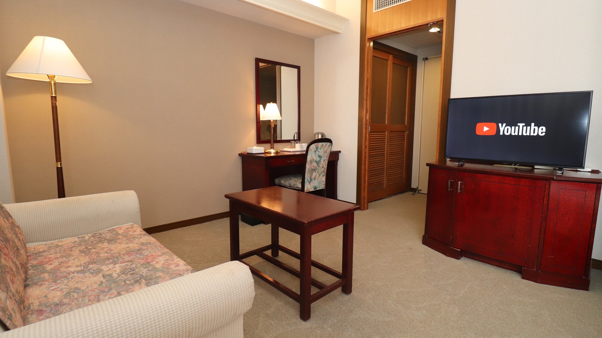 *[Large Twin] You can relax in your room with YouTube TV support.