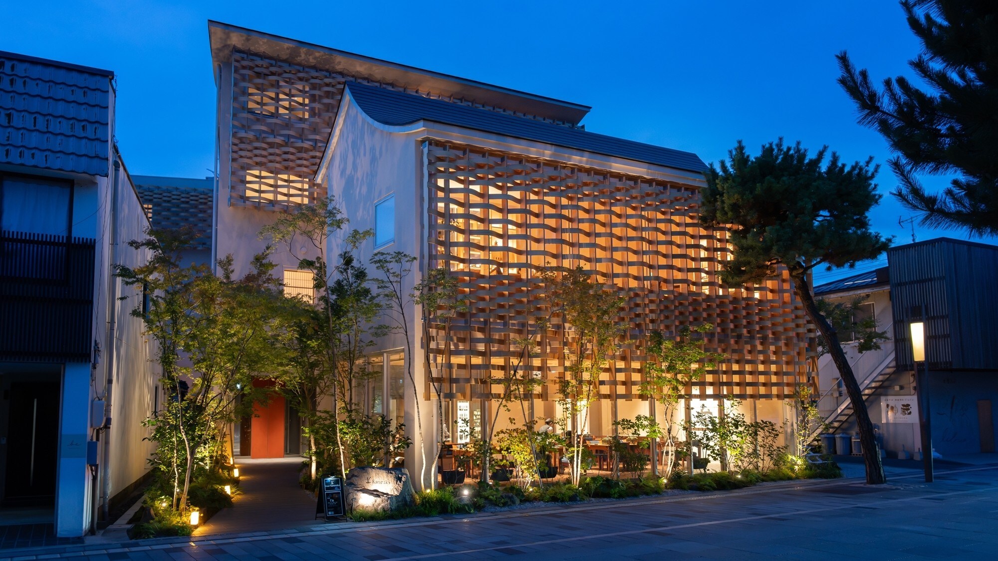 [Exterior] The exterior features Tendo Mokkou corrugated louvers made from cedar from Shimane Prefecture, matching the Izumo Taisha Shrine Shinmon-dori street.