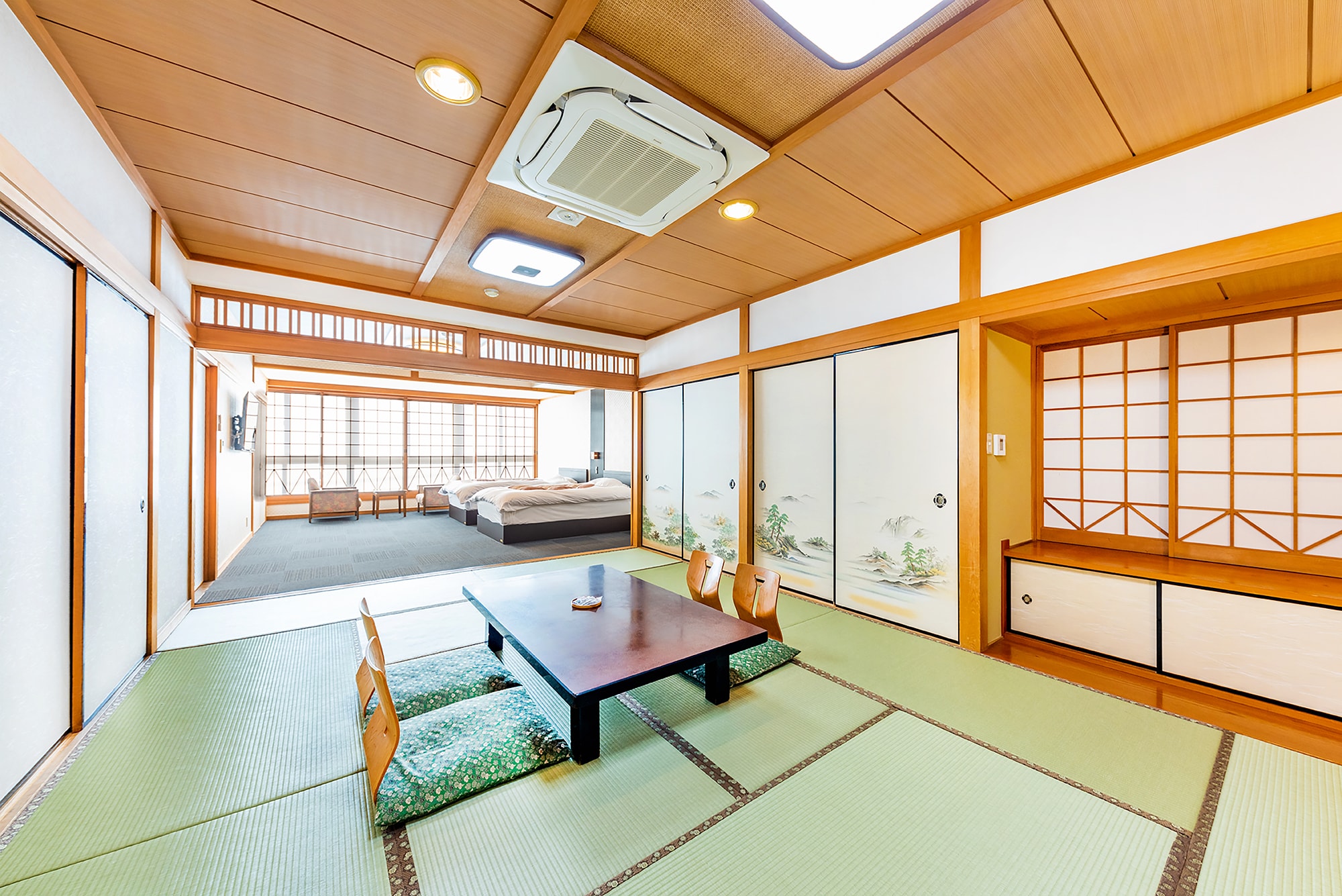 Japanese-Western style room (Japanese style room + twin bed)/City side example