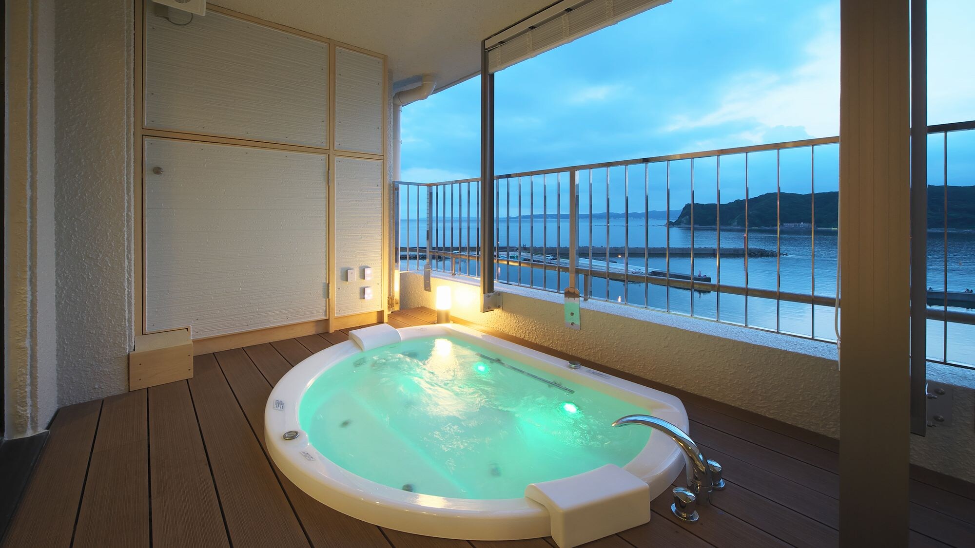 Western-style room/Special room with open-air bath <Ocean view> The light of the jet bath changes to various colors.