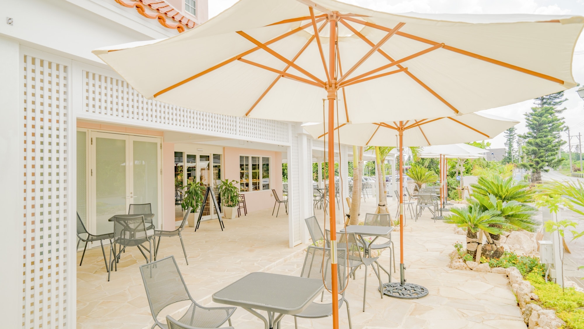[Restaurant in the resort / Nansei-no-Kaze Bakery & Cafe] Terrace seats with soft sunlight