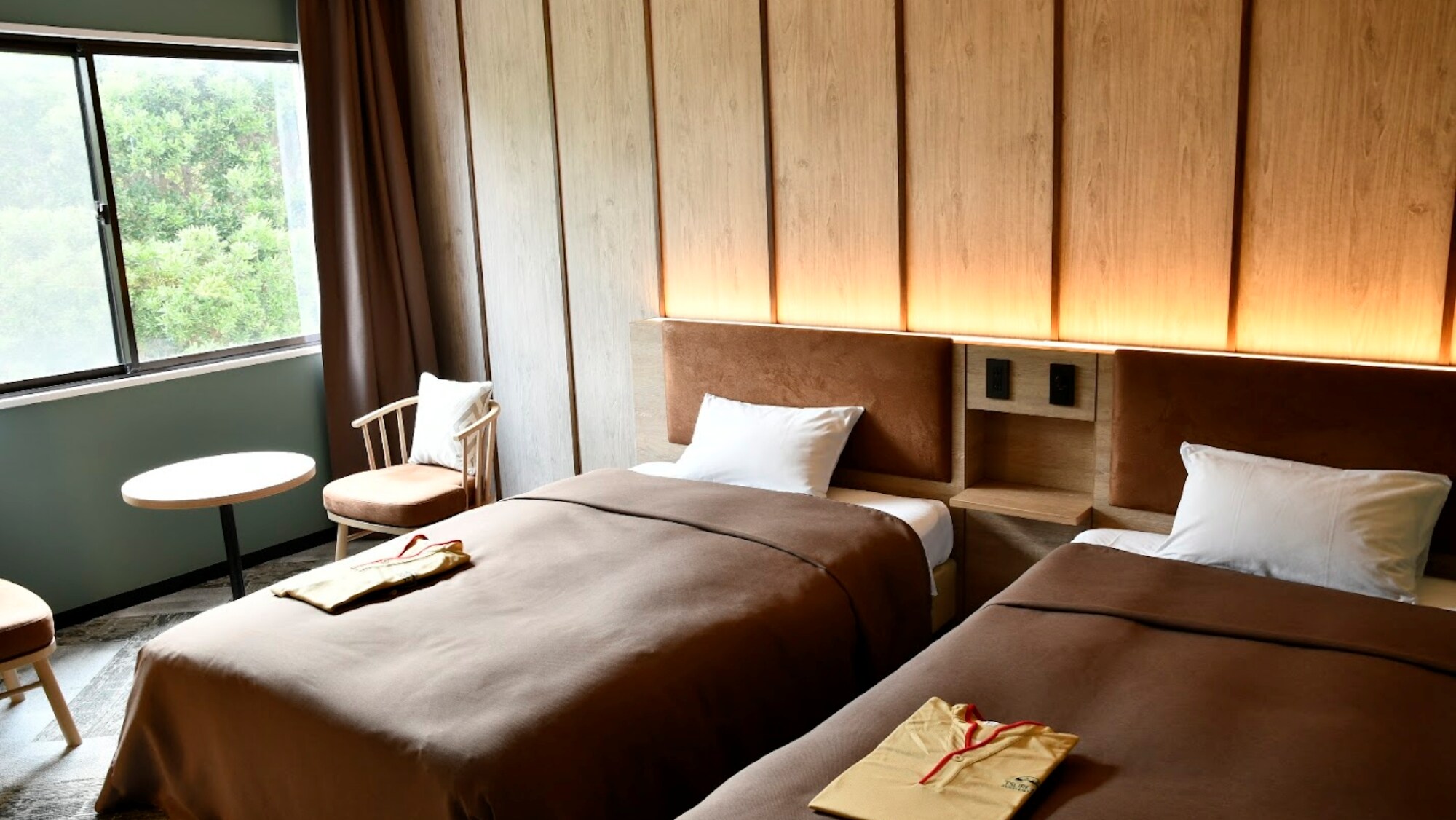 [Example of a guest room (executive)] A relaxing room where the warmth of wood and modern design are in harmony.