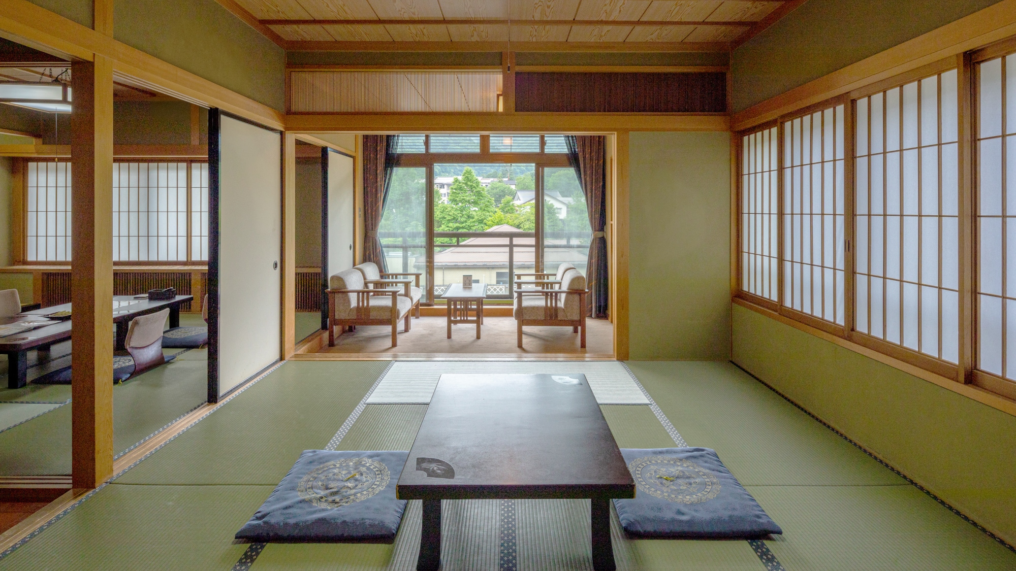 Bangunan utama Suite bergaya Jepang dengan 8 tikar tatami + 12 tikar tatami