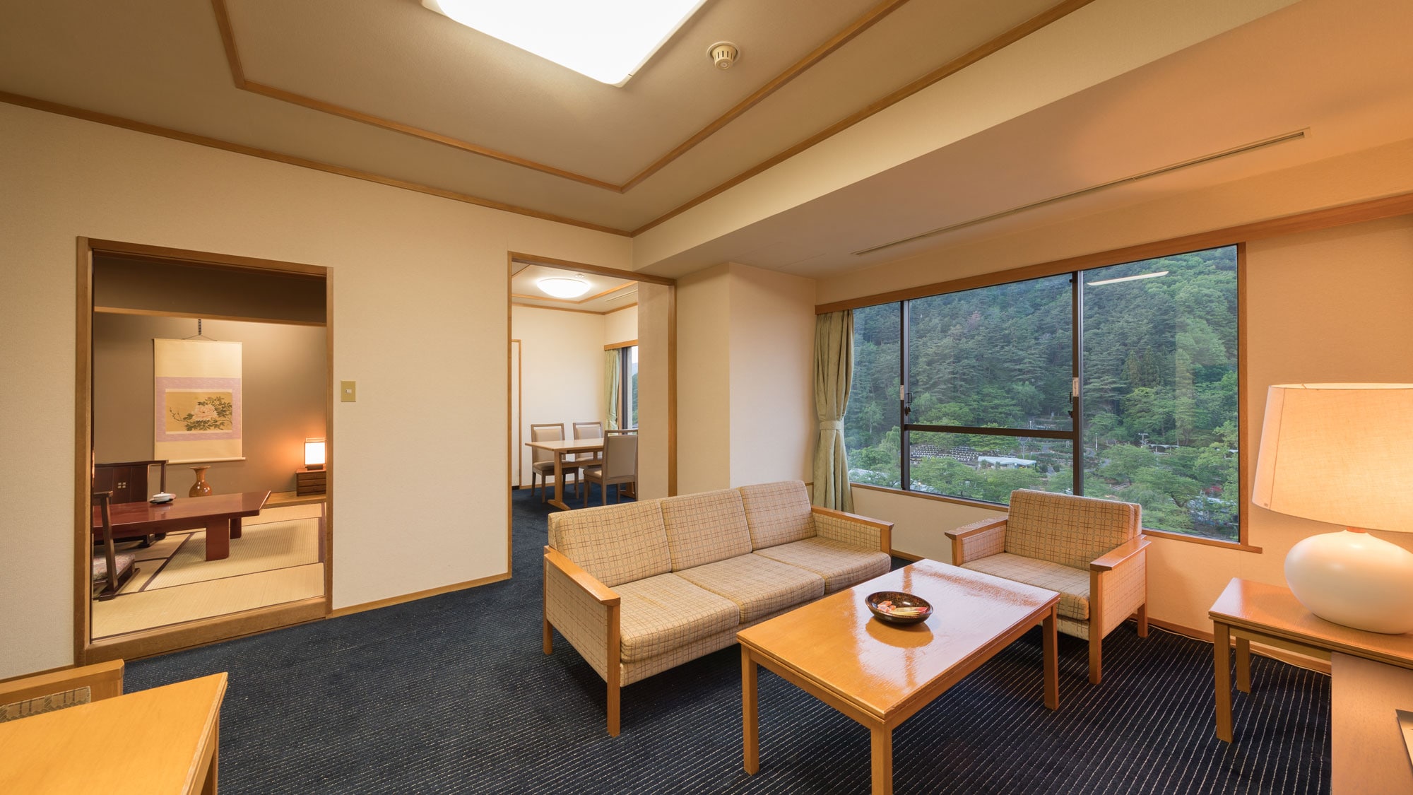 Kamar bergaya Jepang dengan ruang tamu tempat Anda dapat bersantai [Living room] Bagi mereka yang ingin menghabiskan waktu mewah