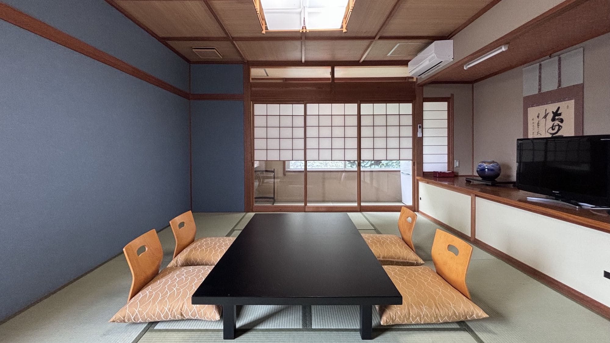Example of a 10-tatami mat Japanese-style room on the mountain side
