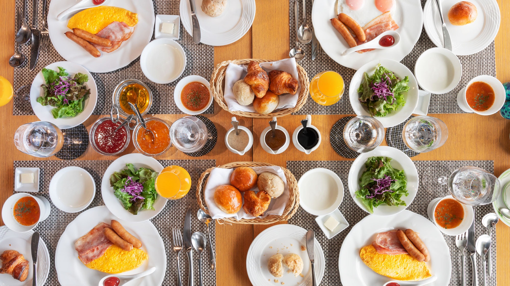 [Breakfast] Relax in a private space. Enjoy a leisurely breakfast while looking out over Nagasaki Port.