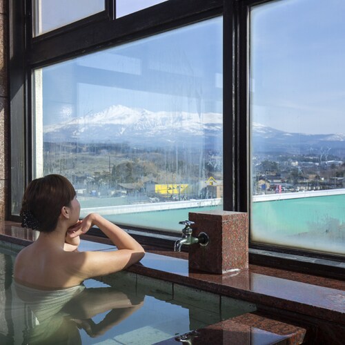 * [3rd floor observation bath] It is popular that you can enjoy the view of the towering famous peak & ldquo; Mt. Chokai & rdquo ;.