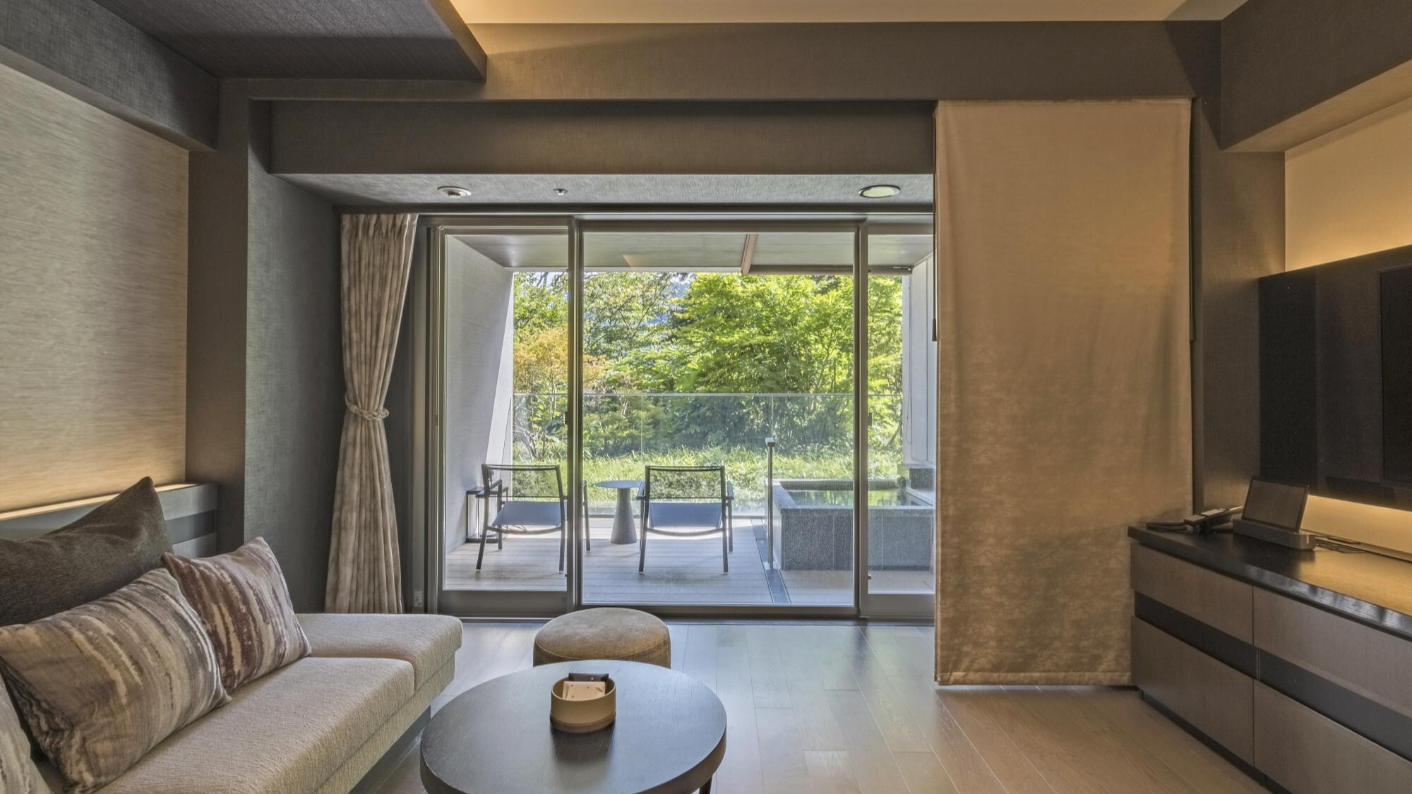 ◆West Wing Deluxe Room (Western style) with open-air bath | An open-air design that allows you to feel one with nature.