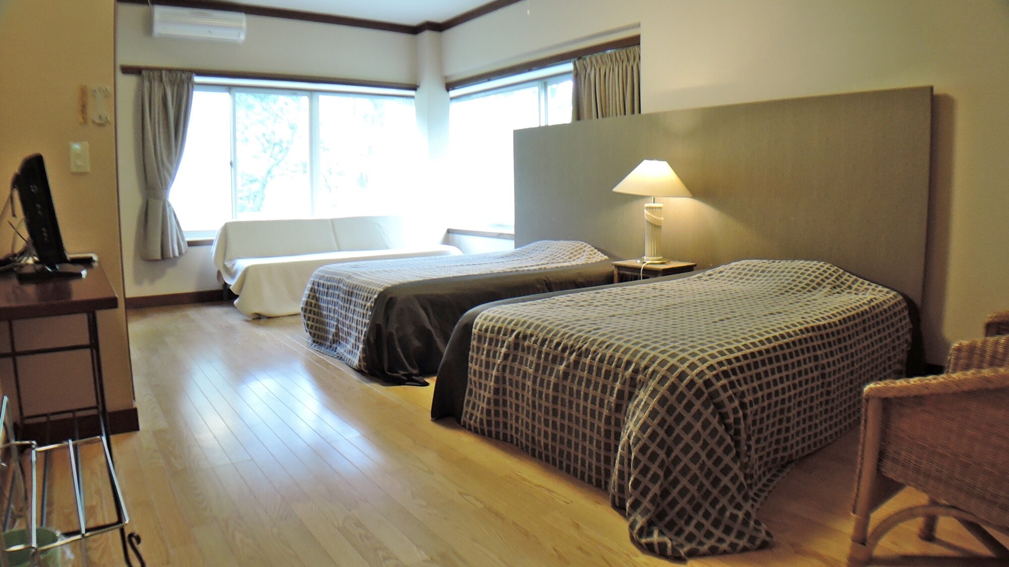 * [Example of a Western-style room] A room with a semi-double bed.