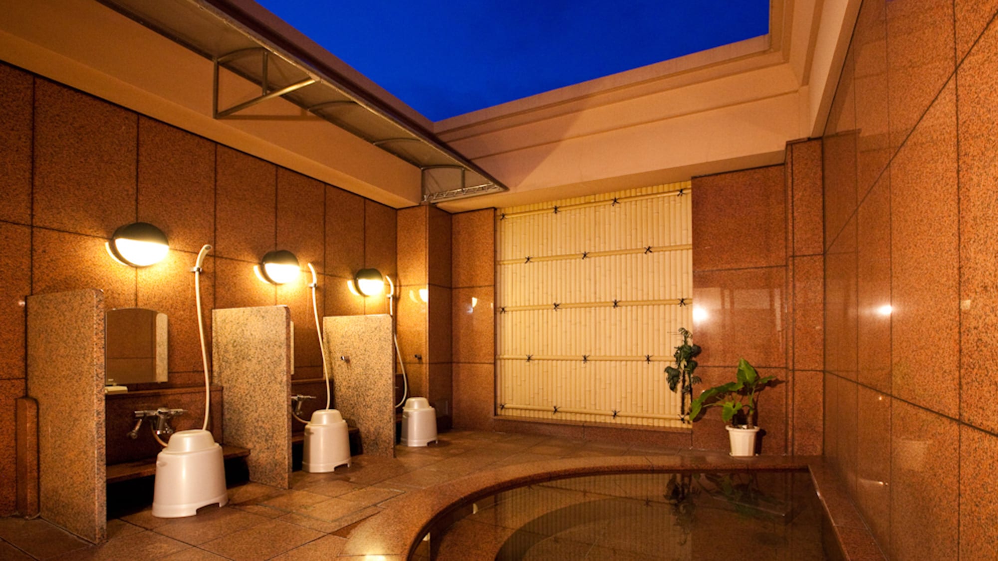 Women-only hot spring open-air bath (16:00 to 23:00 at night)