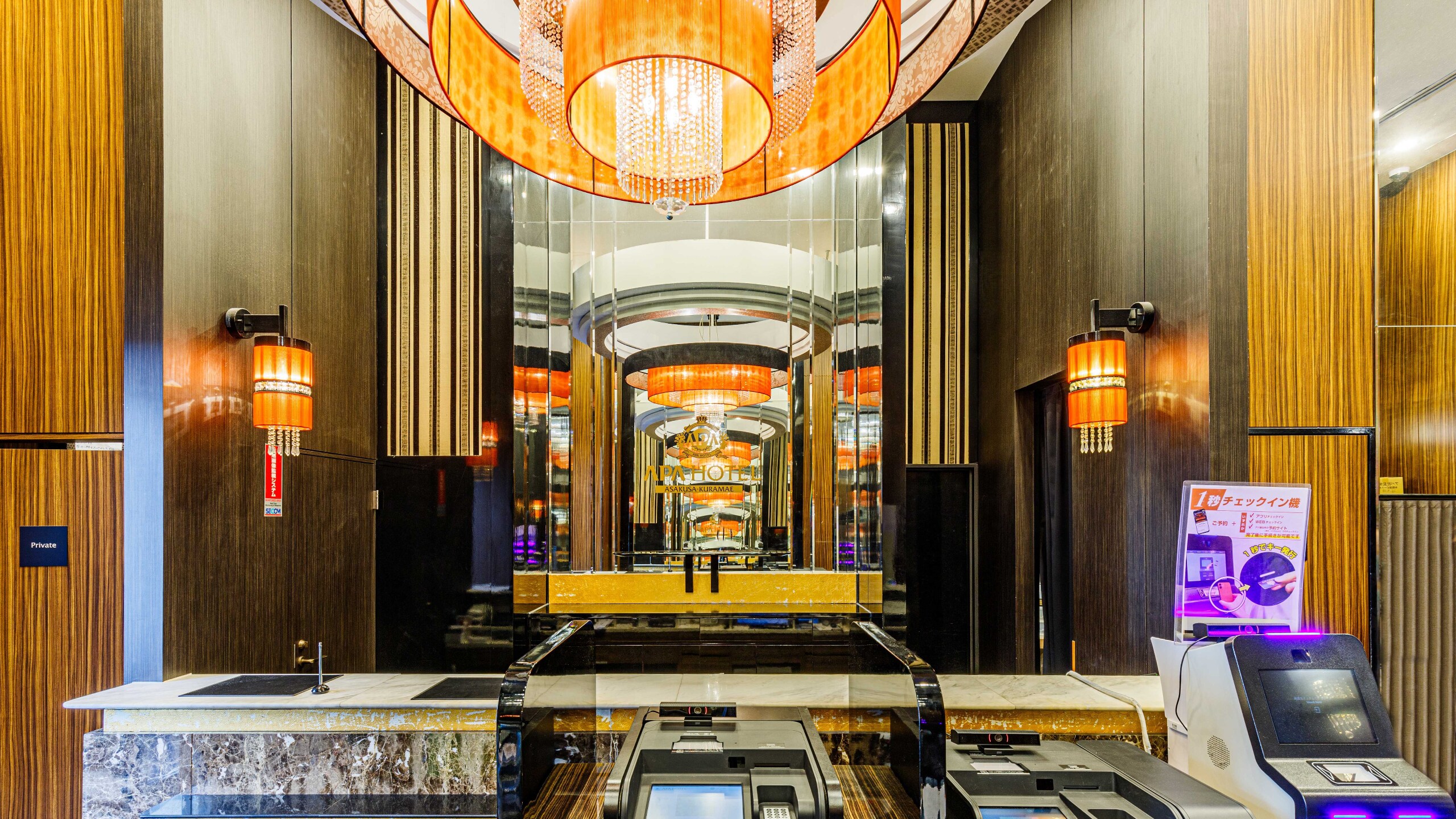 1階フロントカウンター