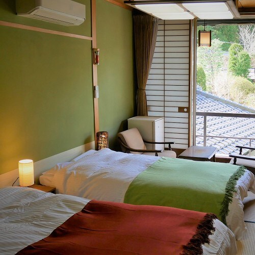 Contoh kamar tamu dengan dua tempat tidur (hanya tersedia satu kamar)