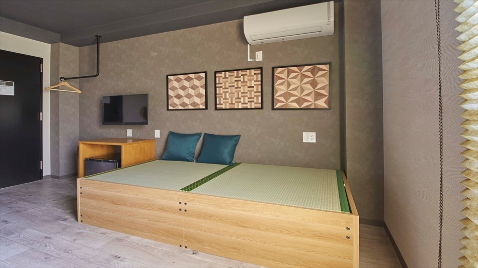 Quadruple room/non-smoking (13 square meters)