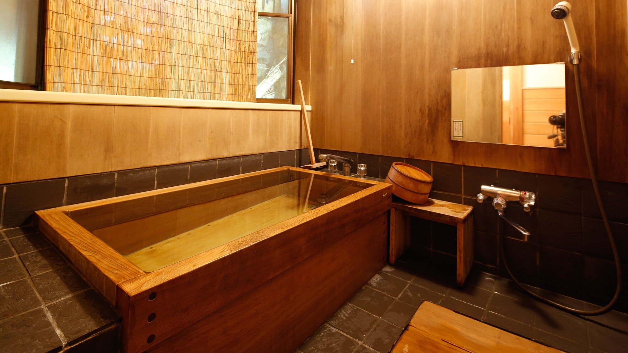 Japanese-style room with wide rim, 10 tatami mats, with cypress bath