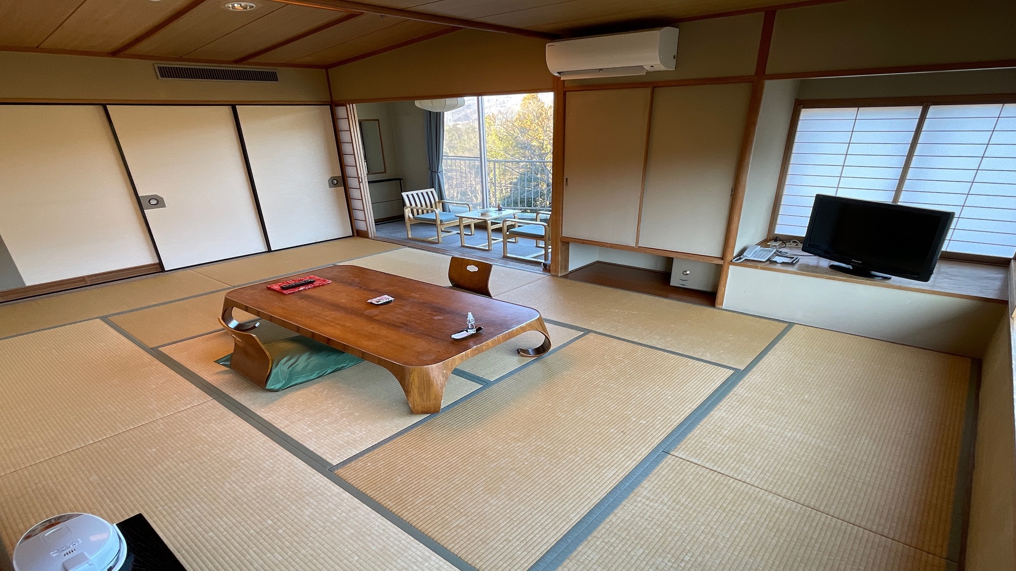 Japanese-style room 12 tatami mats for wide edges