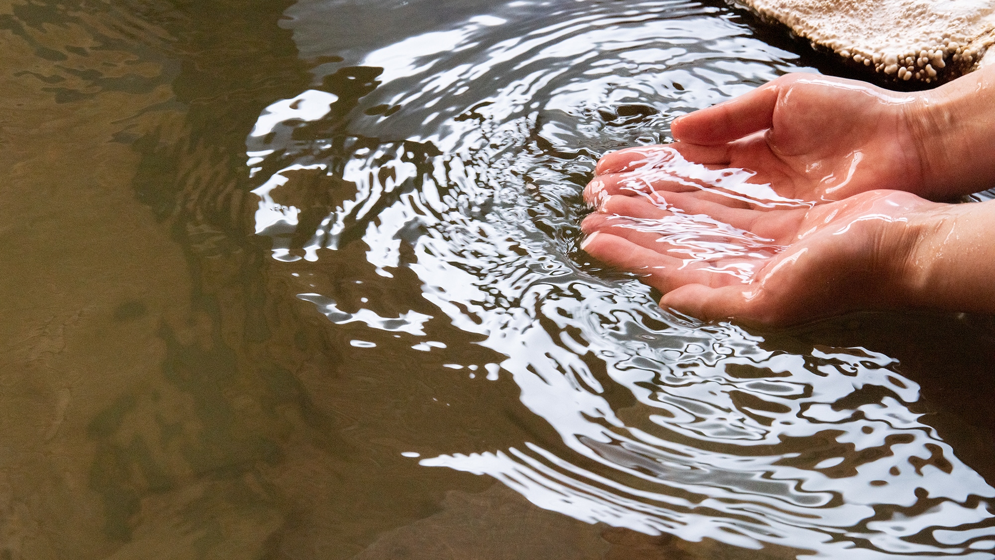 * [Large public bath/Taroten no Yu] Matama Onsen is rich in minerals. The soft water will warm you from the inside out.