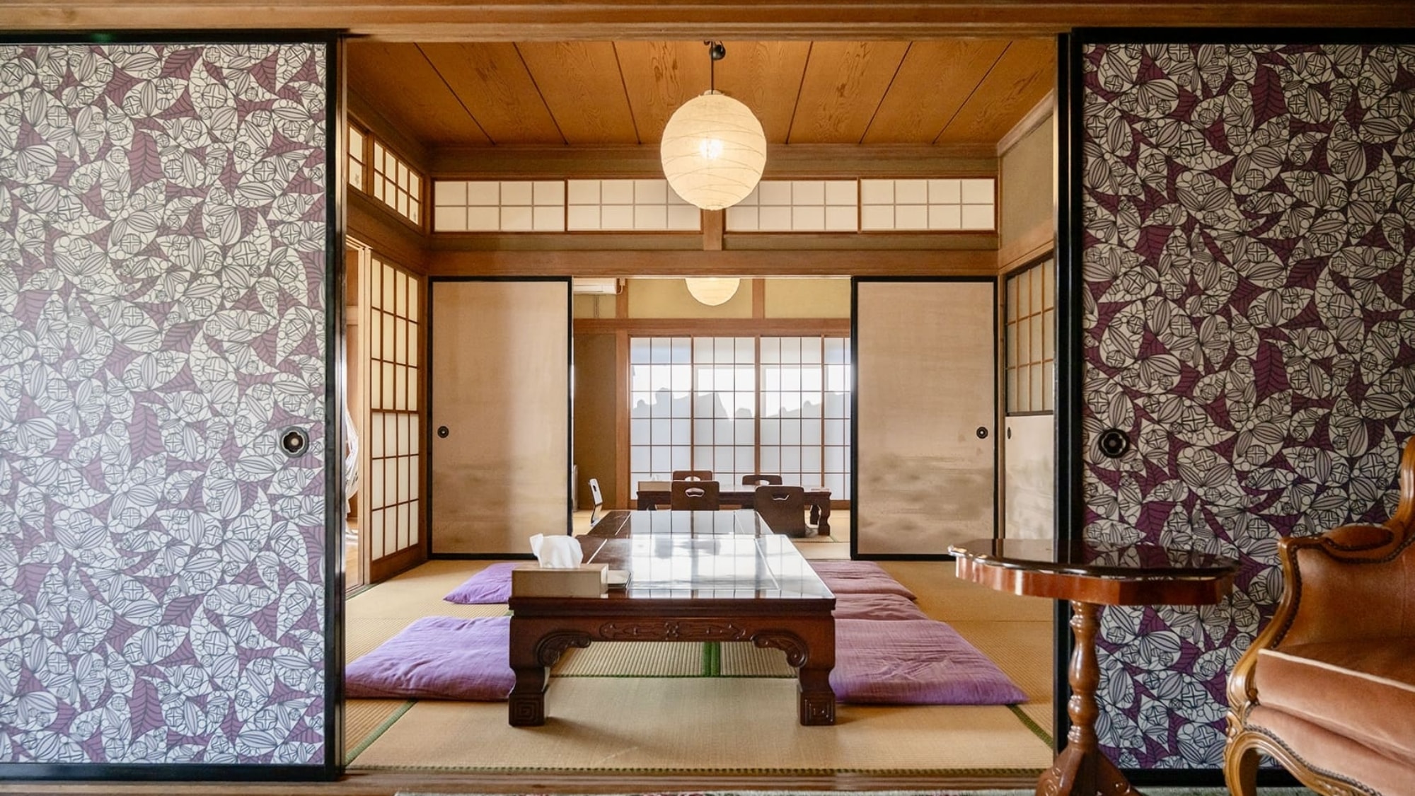 * Phòng [Tougen no Ie] (ví dụ) Vì đây là ngôi nhà Nhật Bản một tầng nên các bàn có thể được ghép lại với nhau và sắp xếp để tổ chức những bữa tiệc lớn.