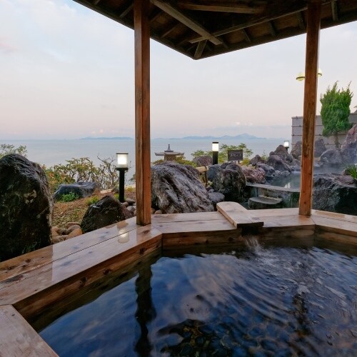 [Open-air bath] You can enjoy two different baths: a cypress bath and a rock bath.