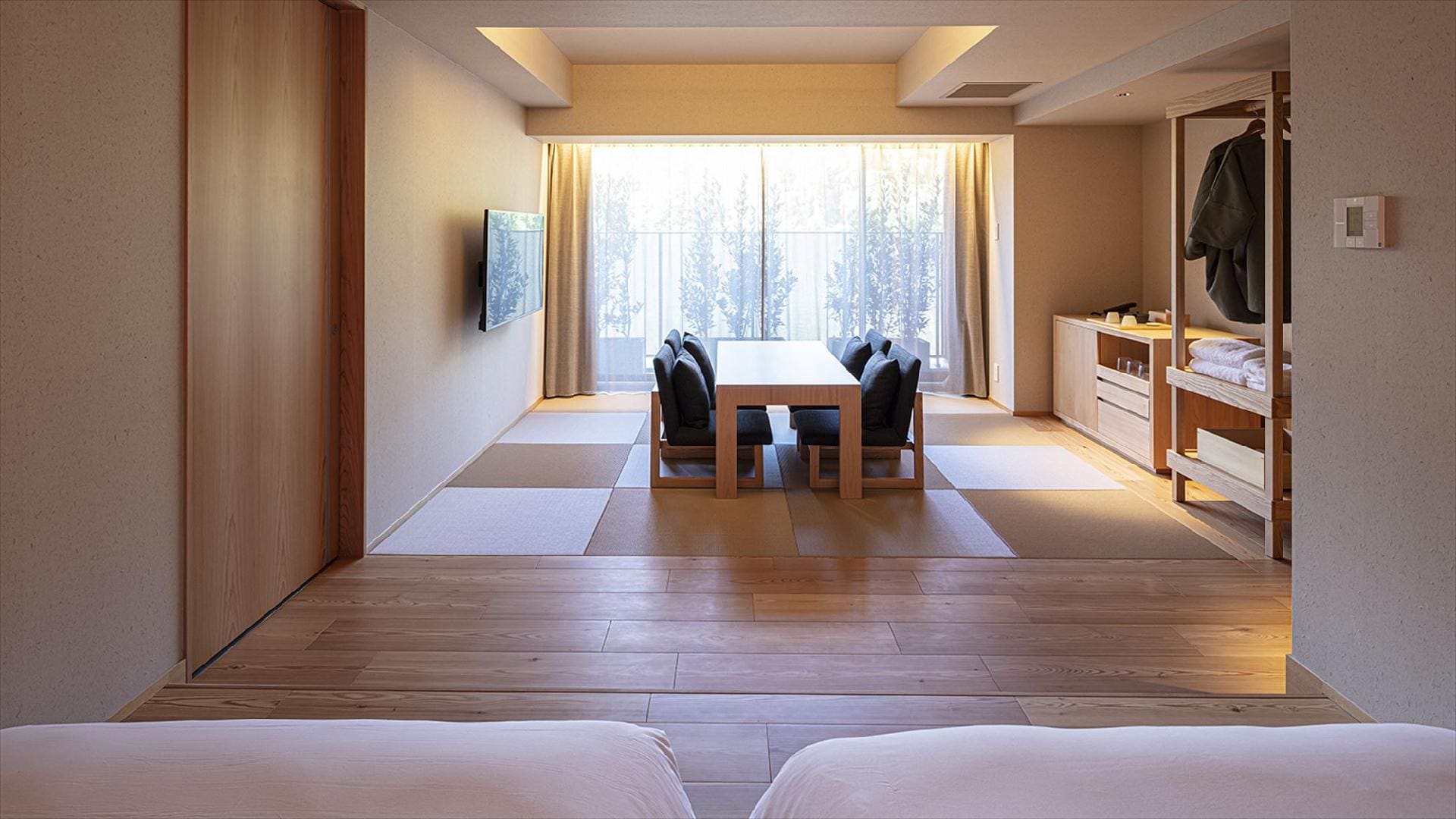 [Forest Twin] 44㎡ / Chiều rộng giường 1.200mm + Futon Bạn có thể nhìn ra những ngọn núi và cây xanh từ sân thượng.