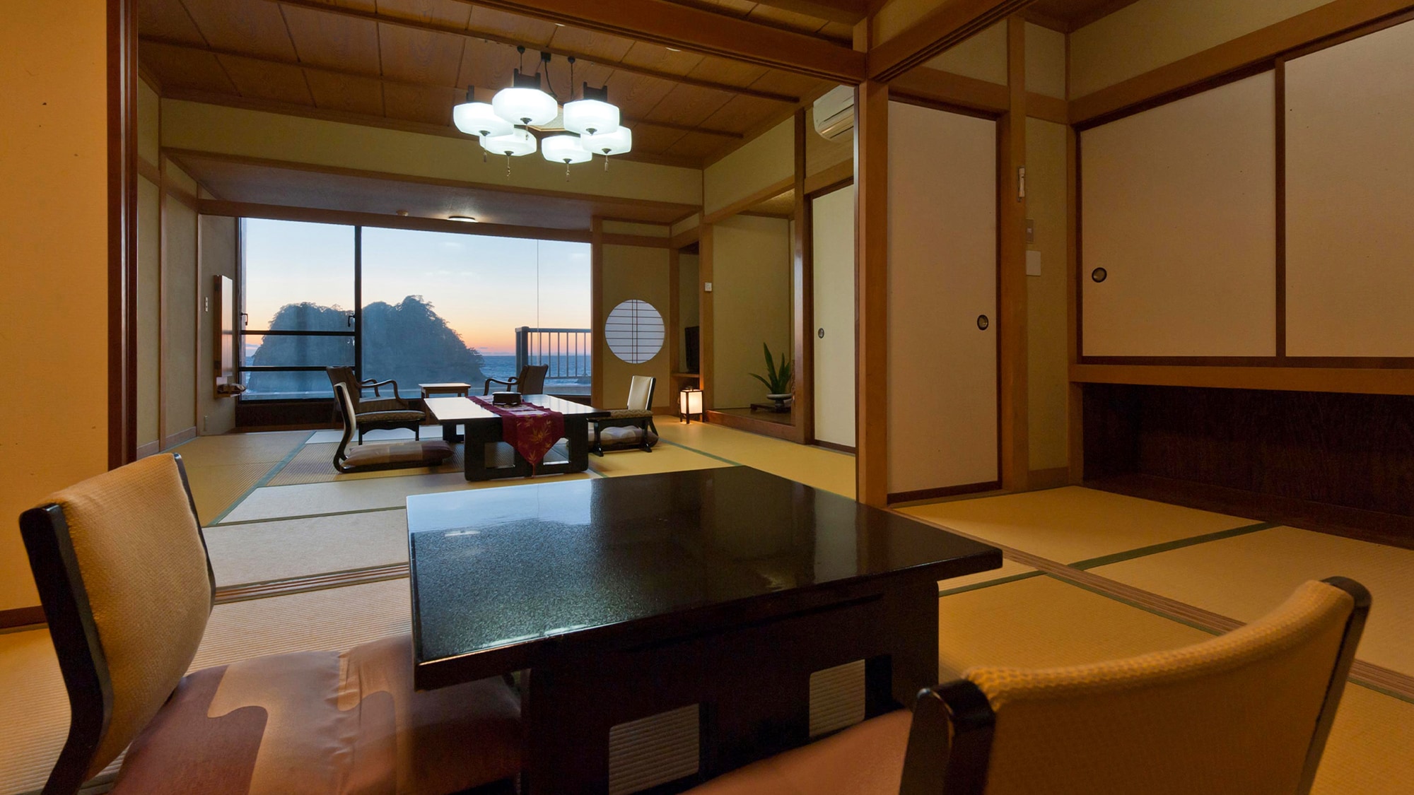 ■Junior Suite Japanese-style room | From the spacious semi-special Japanese-style room, you can enjoy a spectacular view of Dogashima.