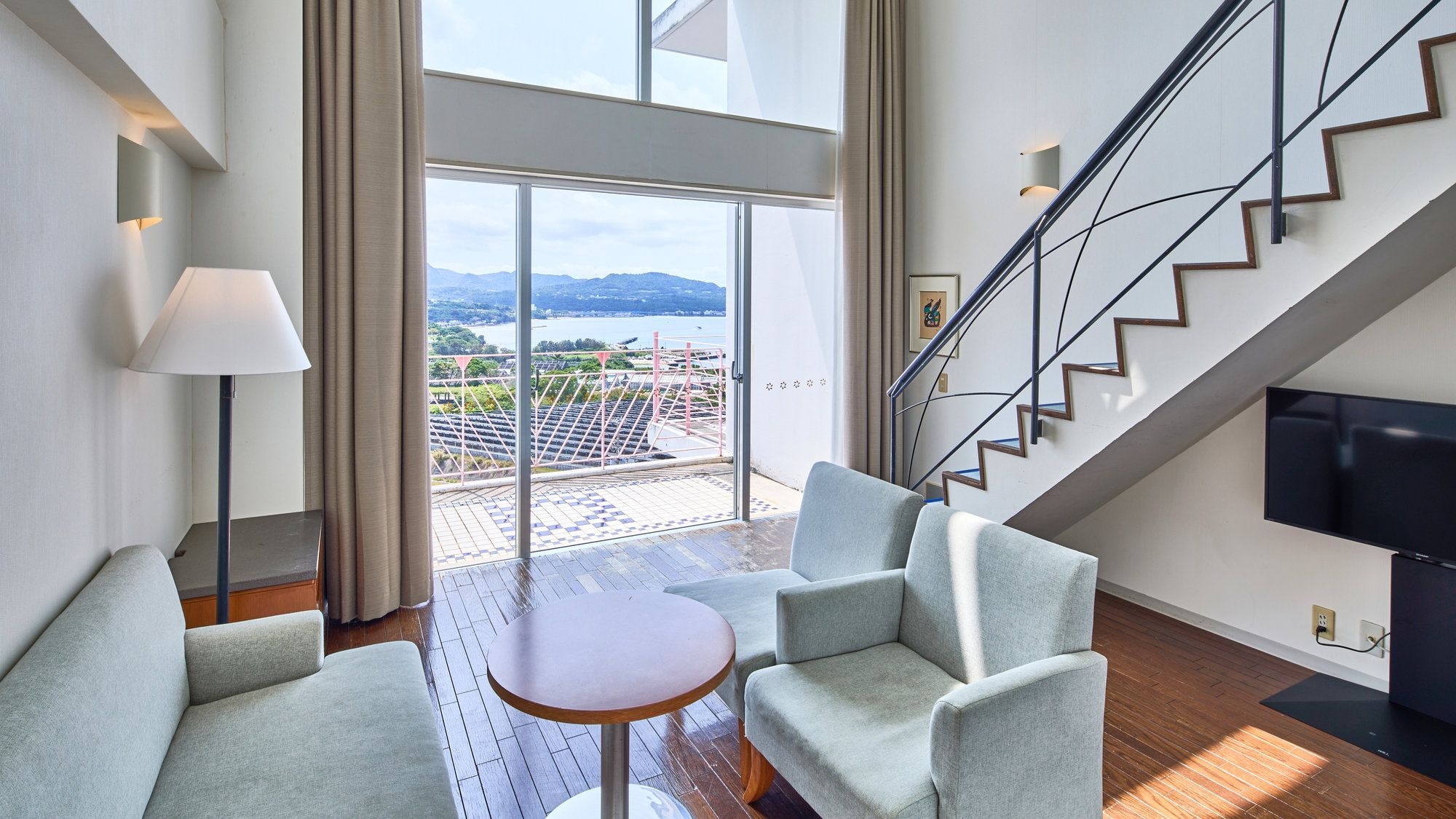 [Maisonette] Living room with balcony. Relax with your family while enjoying the pleasant sea breeze.
