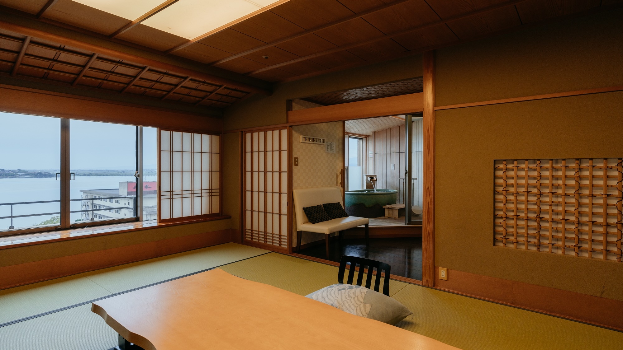 Guest rooms with open-air hot spring baths