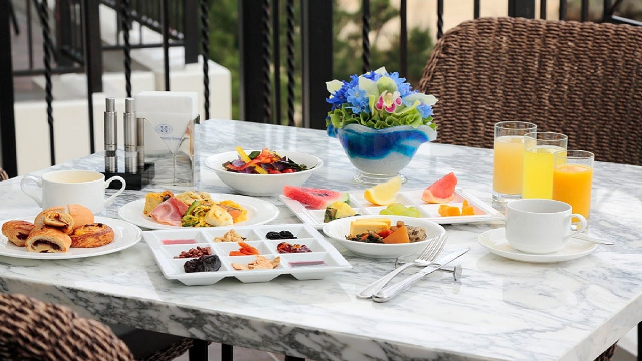 Breakfast / buffet restaurant open atmosphere