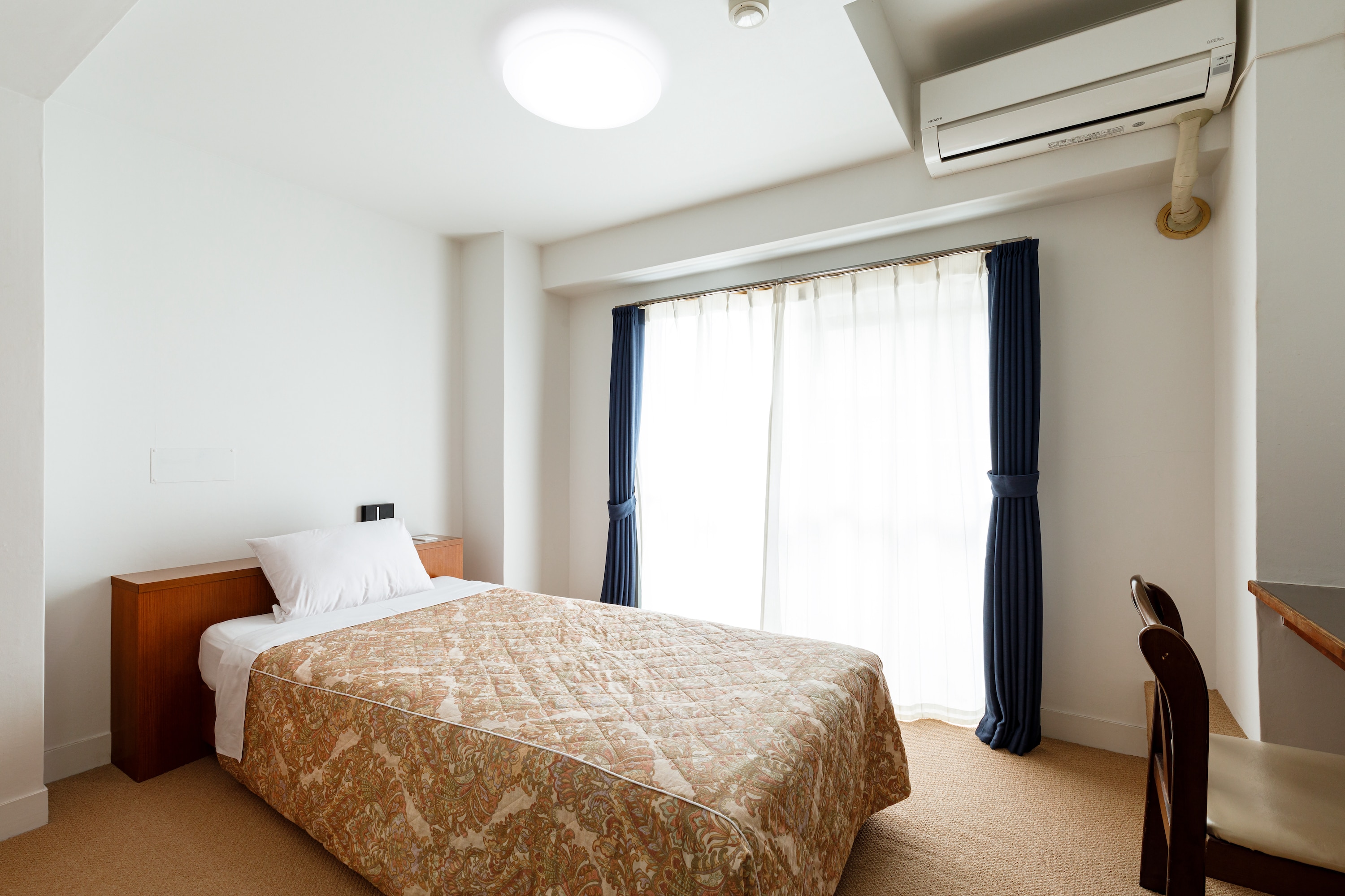 [Guest rooms] Single room / All rooms are non-smoking / Spacious 19 square meters / All rooms have separate bath and toilet / All rooms are equipped with a kitchenette