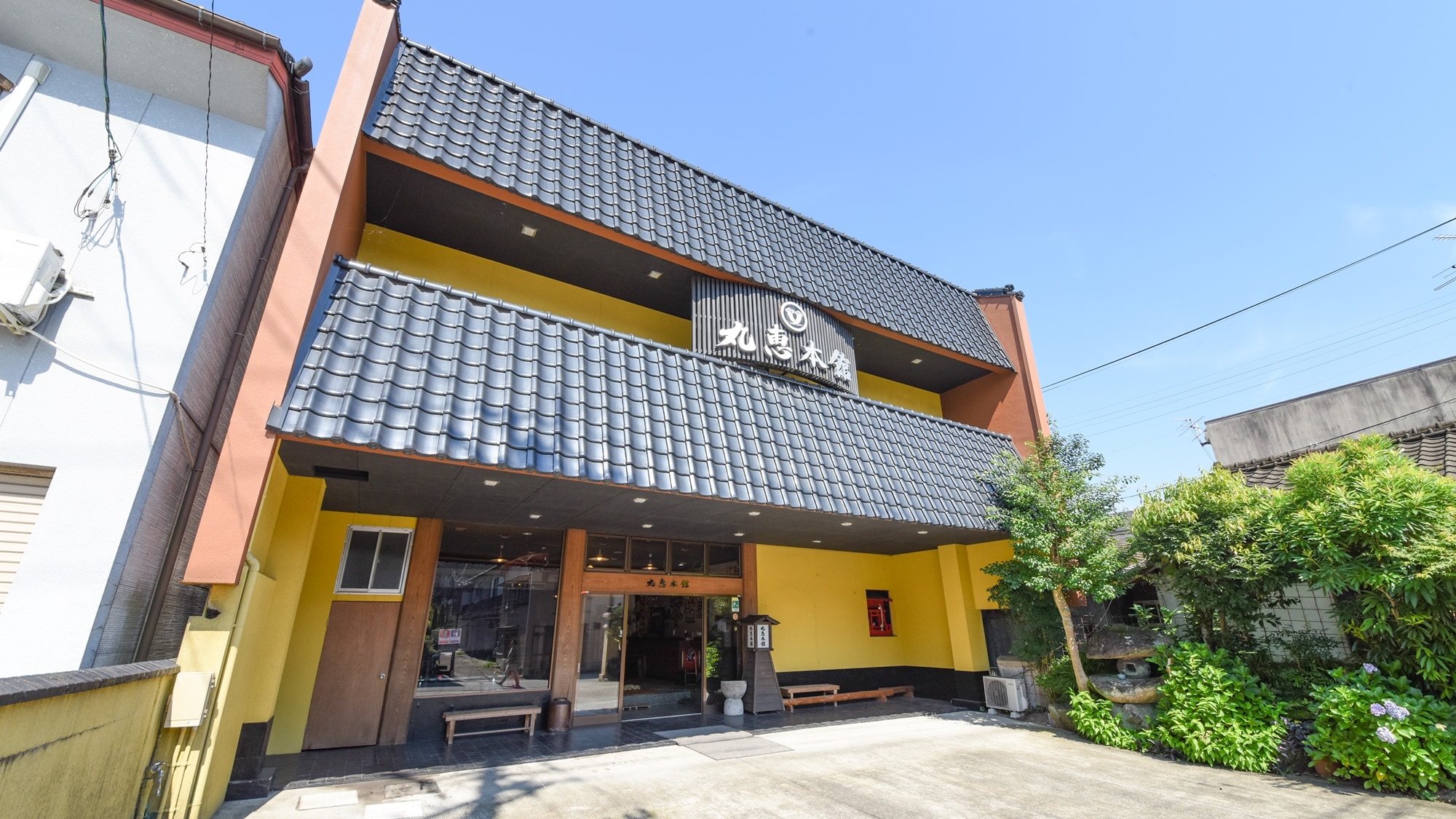 *[Exterior] 3 minutes by car from Hitoyoshi Station. Conveniently located 5 minutes on foot to downtown Hitoyoshi.