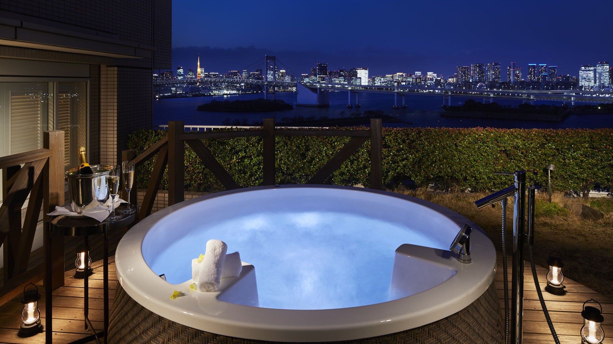 Deluxe Terrace Suite Outdoor Jetted Tub