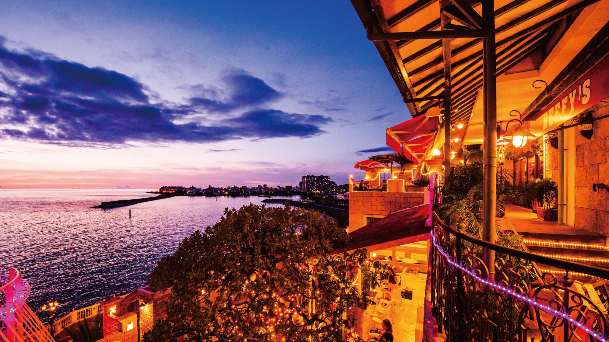 【美国村】夕阳西下后展开的奇幻世界。