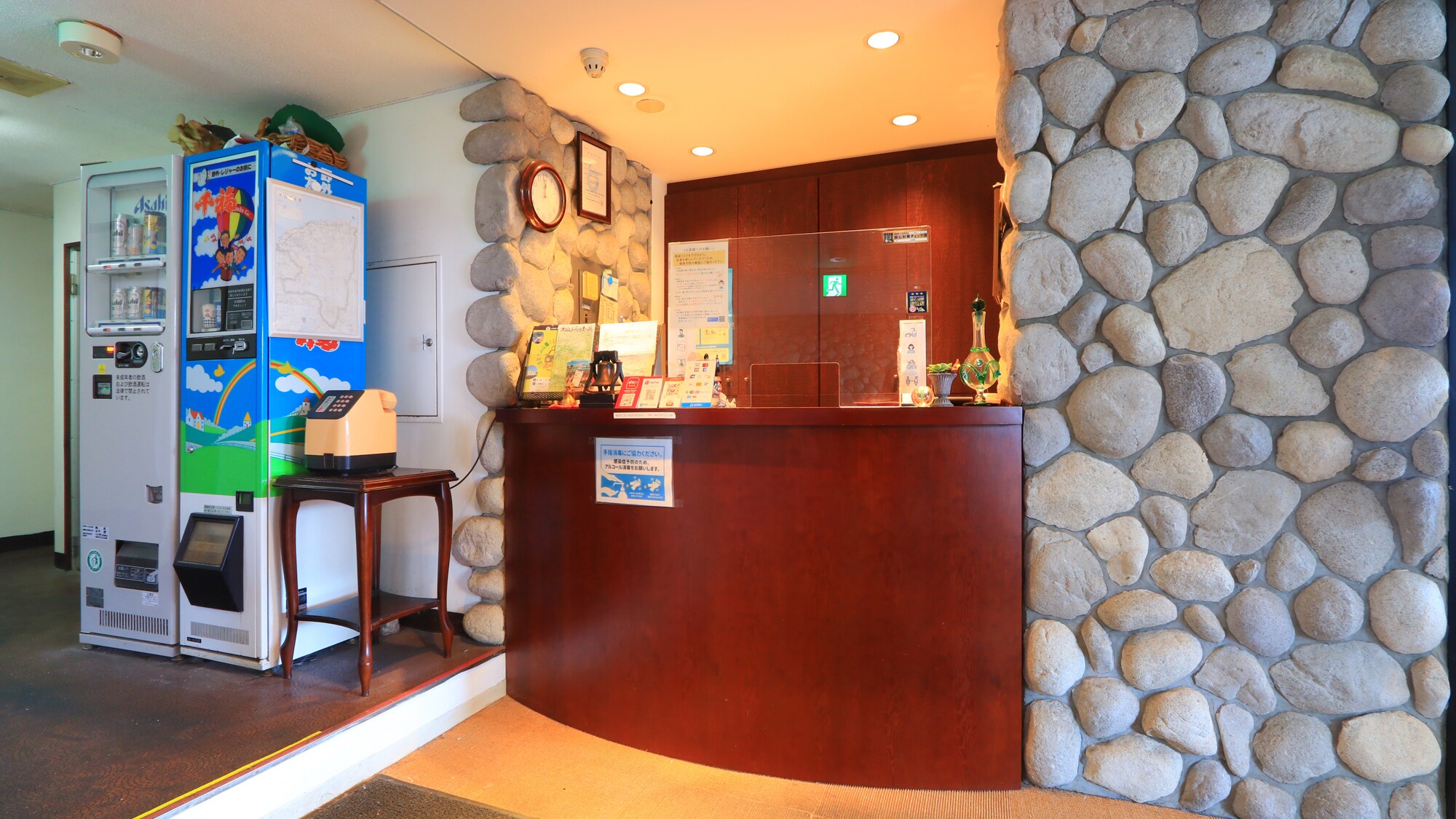 [Front desk] Please come here for check-in and check-out.