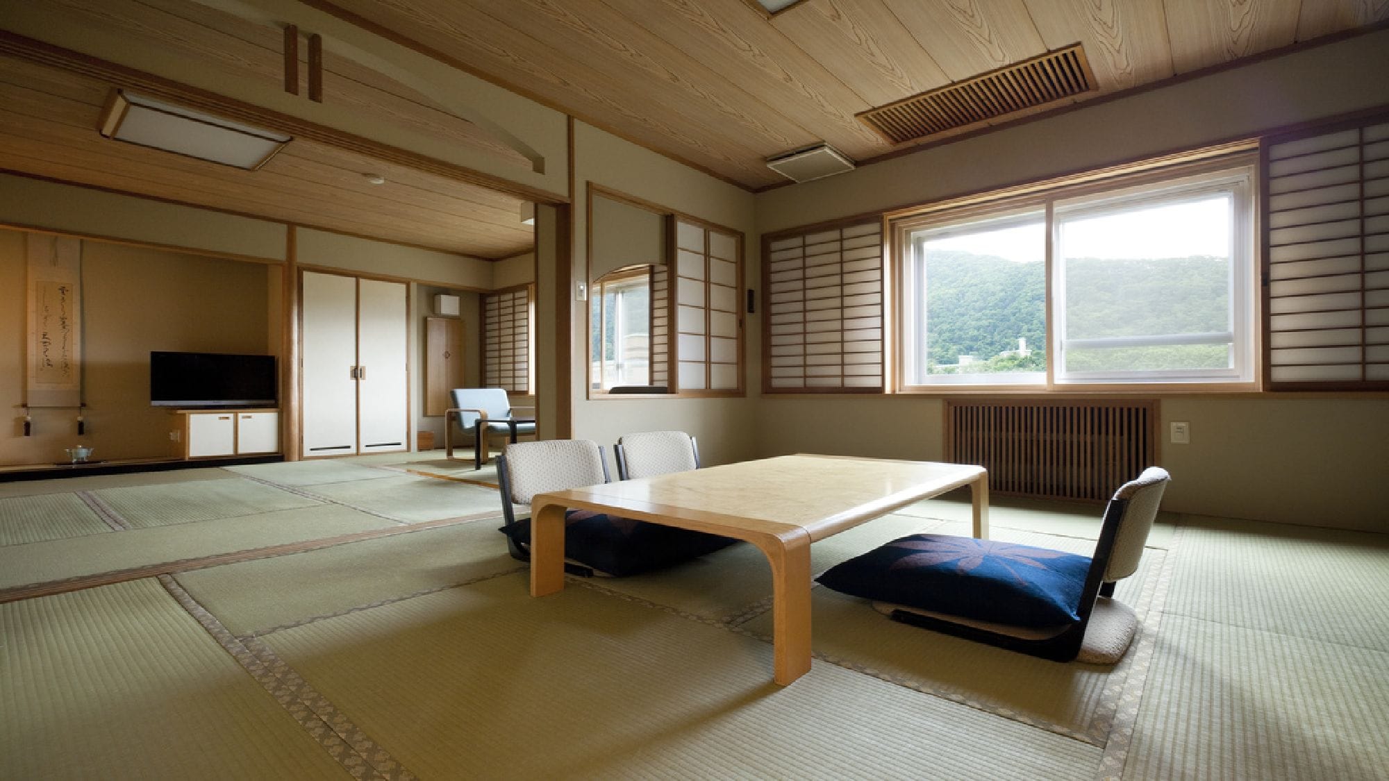 [Japanese-style room next room] (Example)