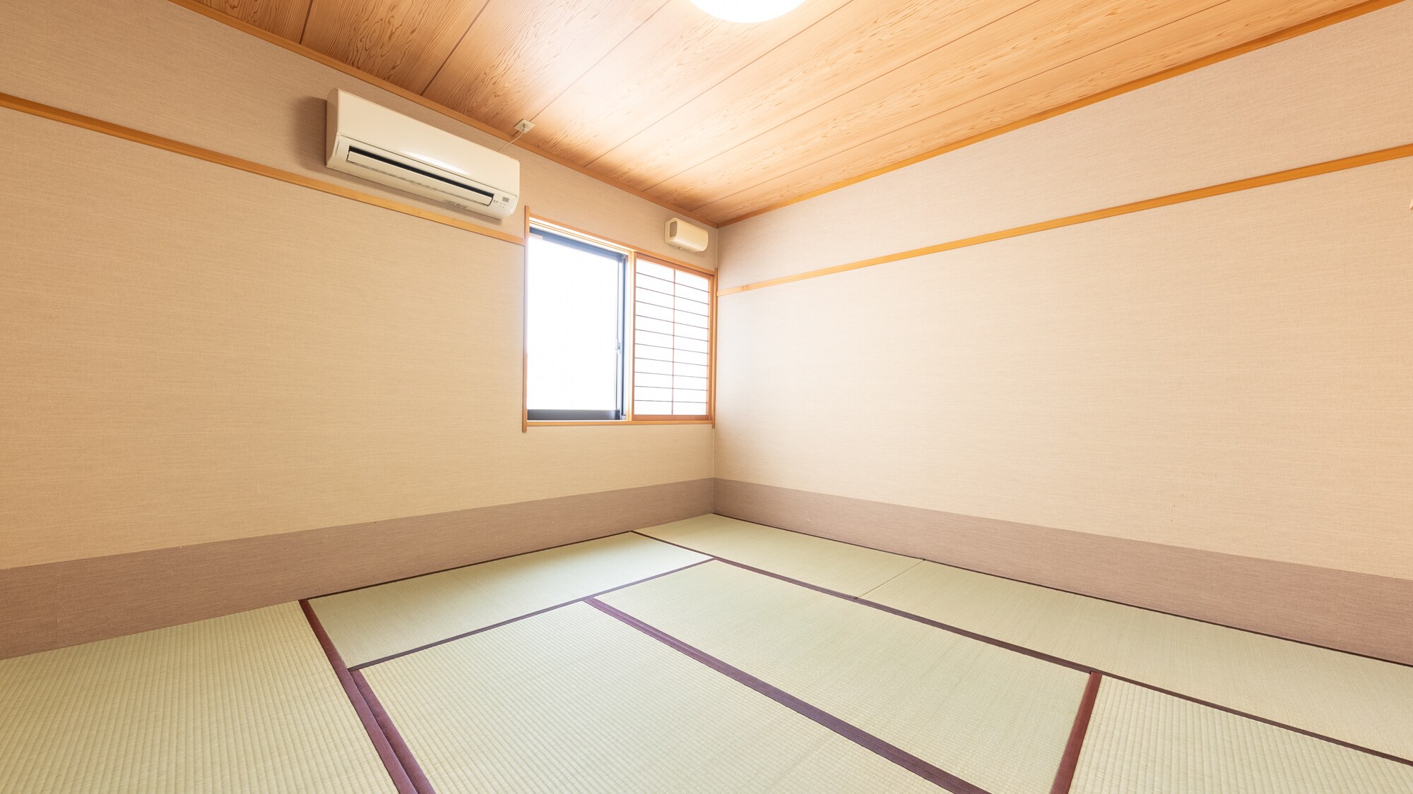 [Smoking] Japanese-style room for 1 to 3 people (shared bath and toilet)