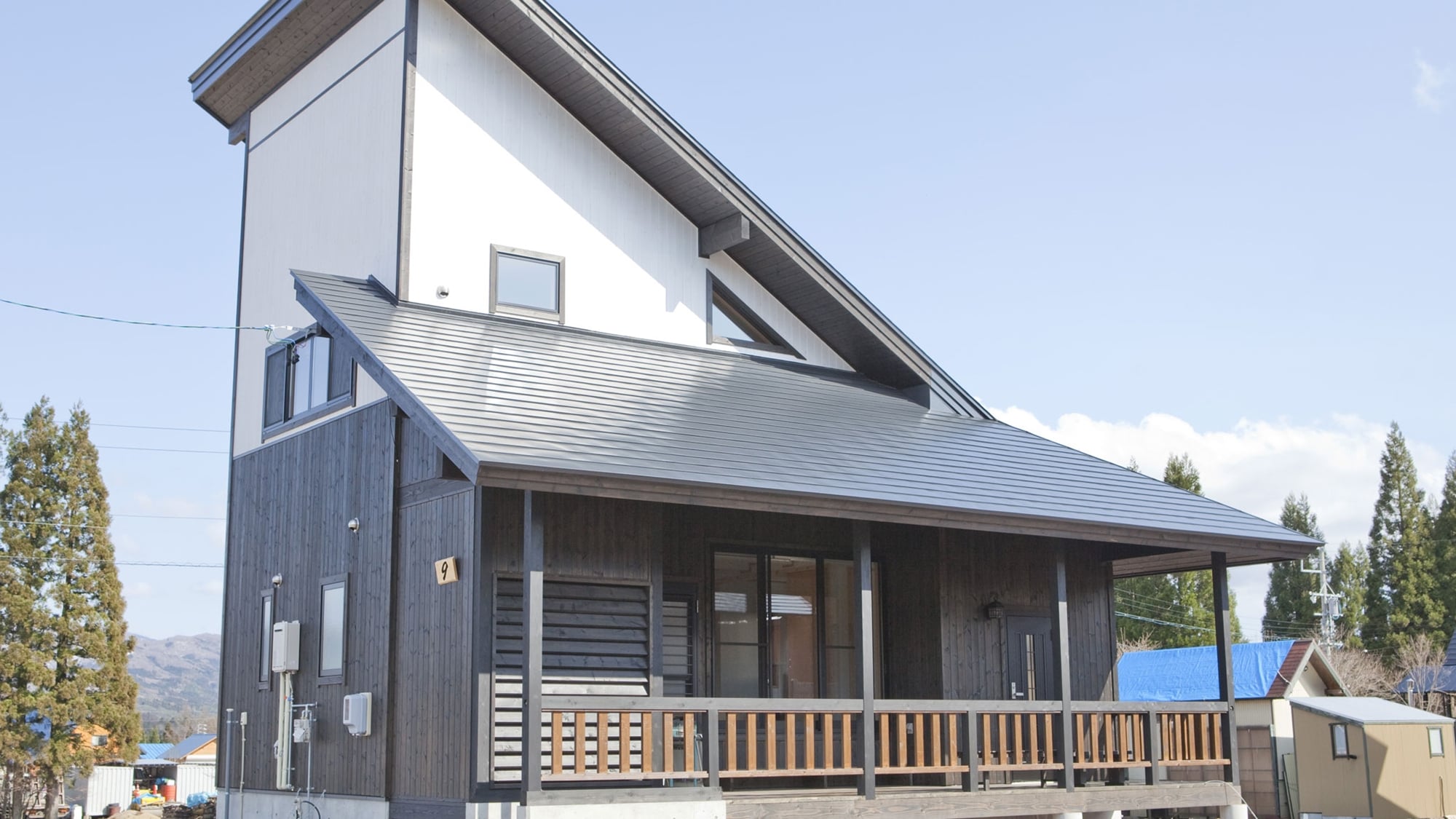 * [Example of guest room] Exterior of Japanese modern building (2LDK + loft)