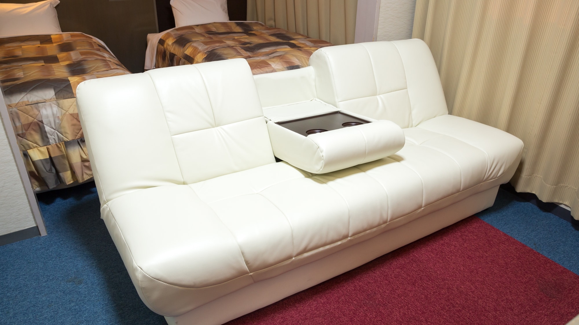 [Twin Room] Relax and unwind on the spacious sofa.