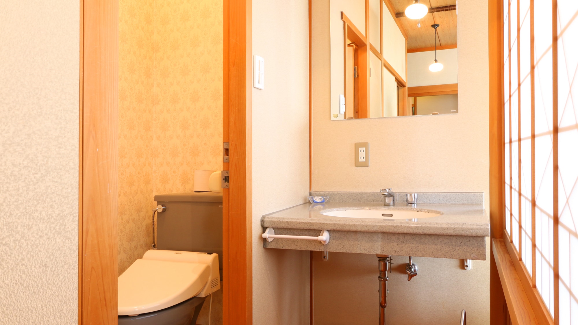 Kamar mandi dan toilet kamar tamu