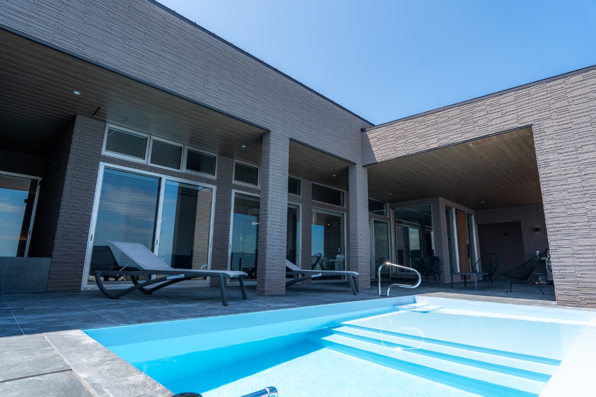 Pool (Room with pool)