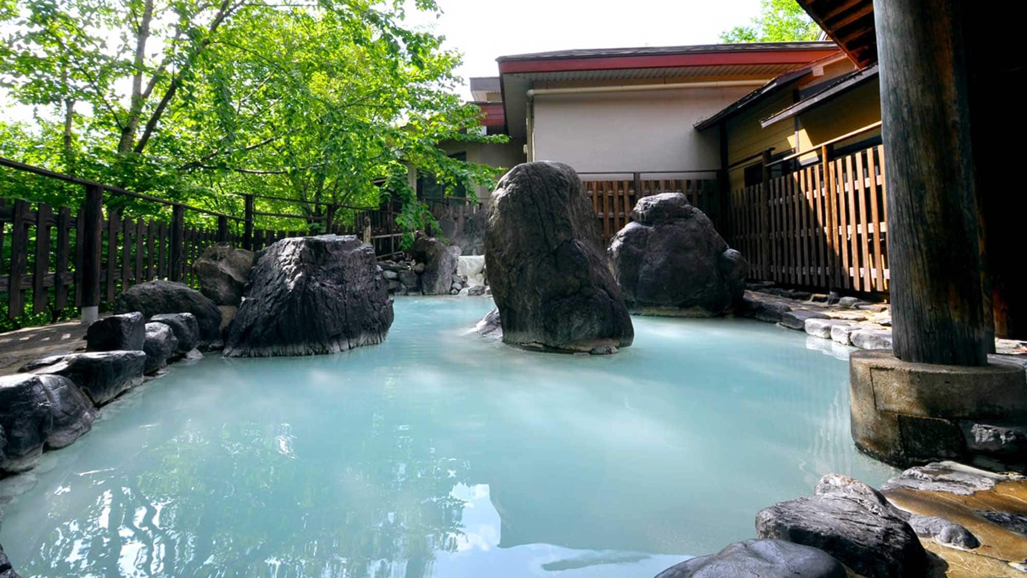 [Mixed-gender open-air bath] Milky white water that looks like verdigris has been poured into it