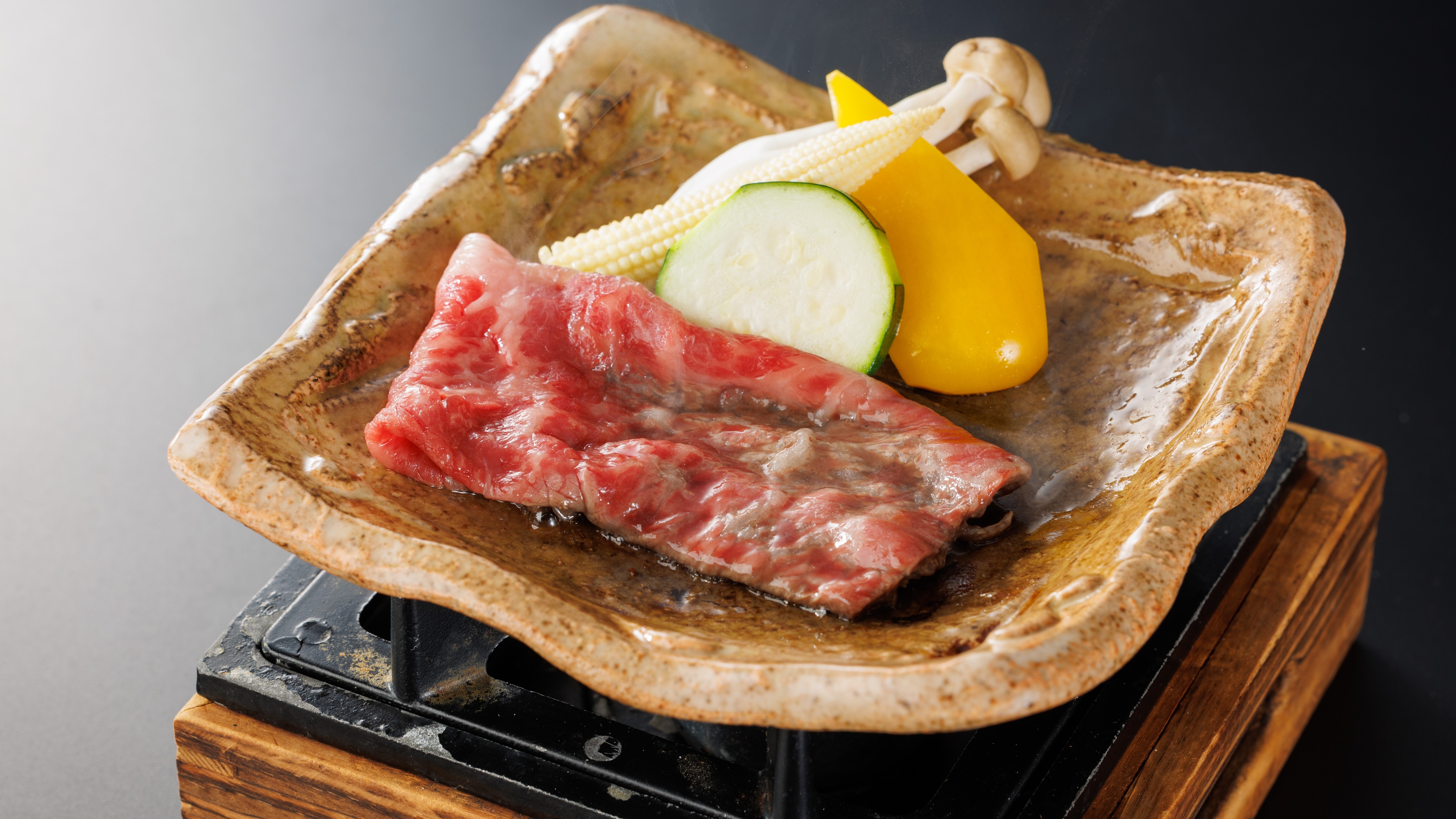 入口即化、鮮味濃鬱的烤東下牛。