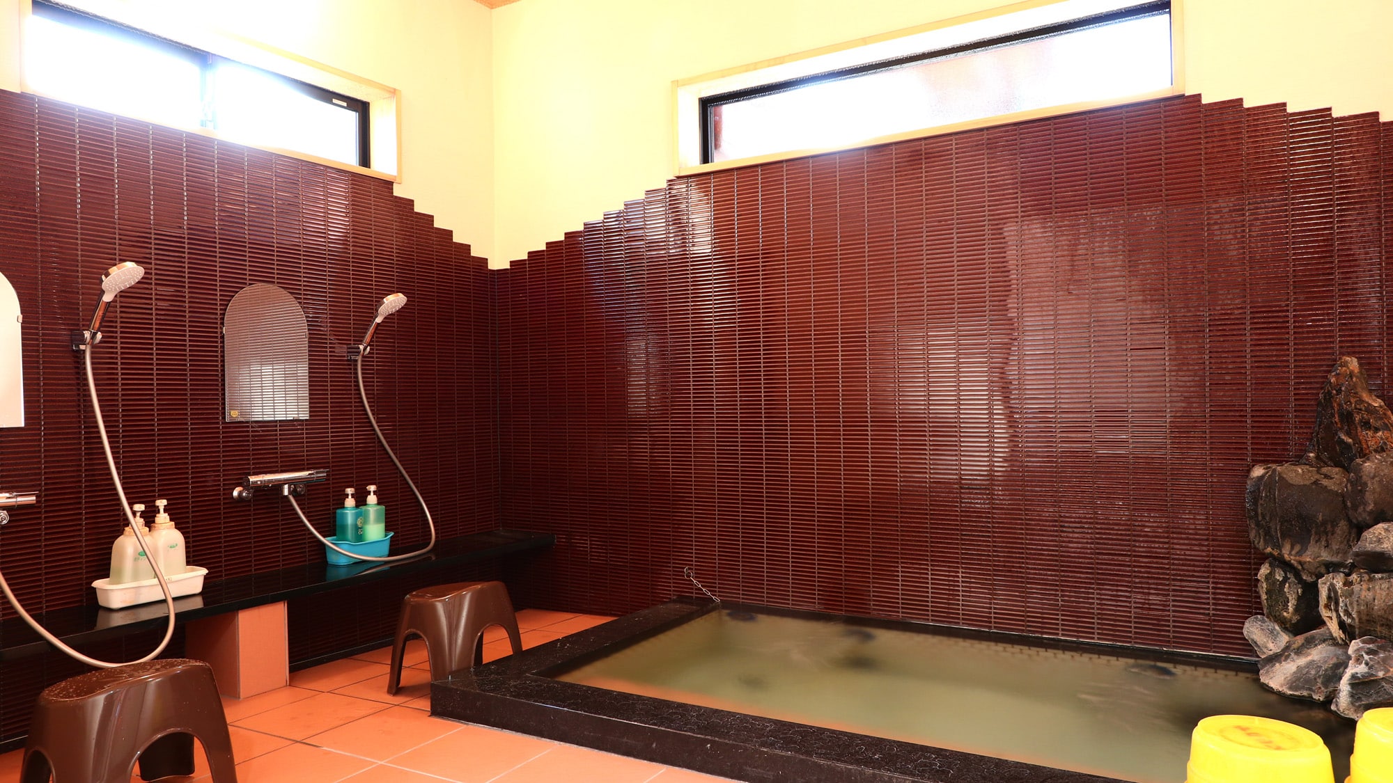 Our baths use Hamasaka hot spring water, making them ideal for treating chronic gynecological illnesses and for recuperation and health maintenance!