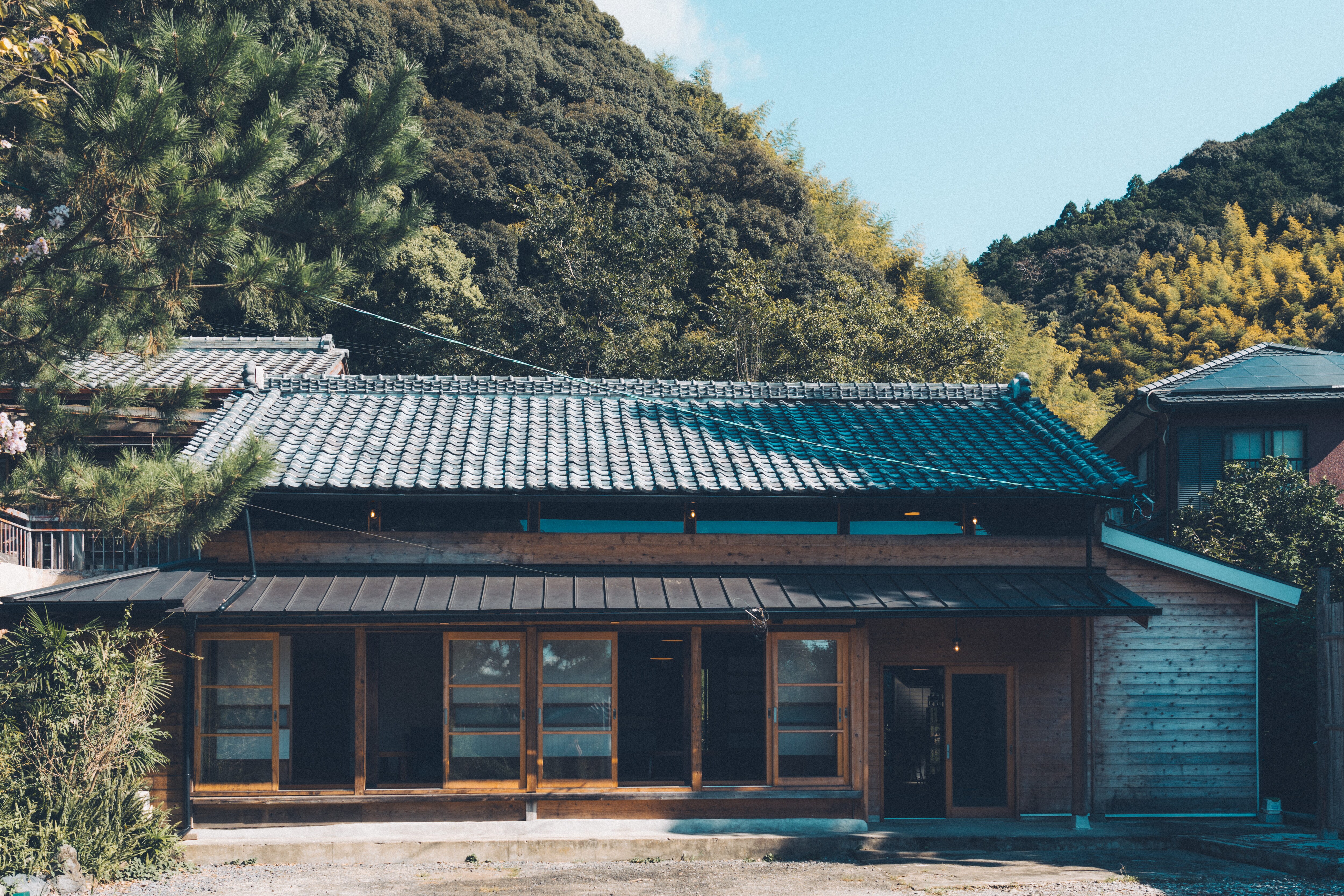 건축 100년의 고민가, 주위는 자연에 둘러싸인 역사 있는 거리