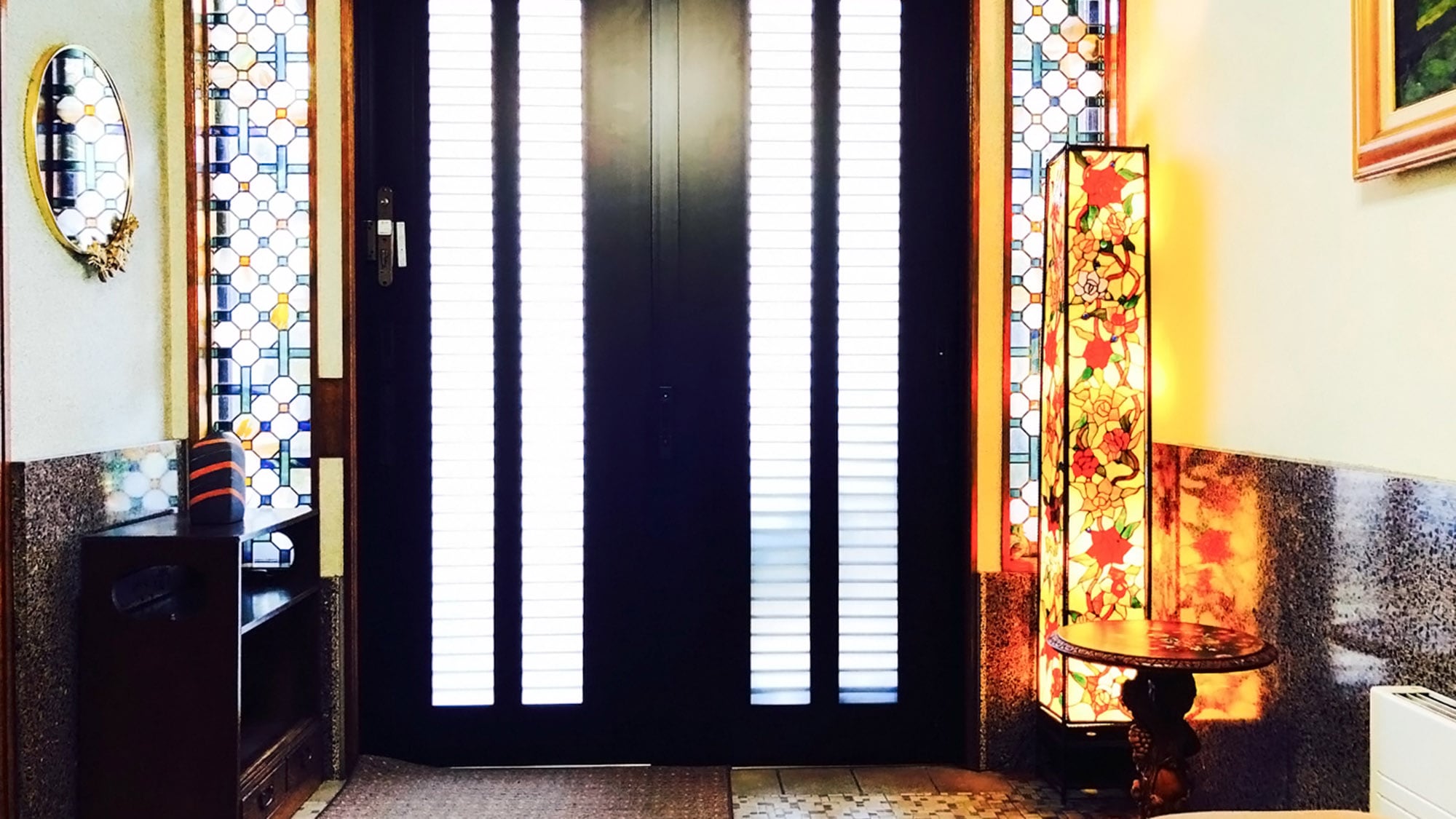 ・[Lobby] The carefully designed entrance and lighting will warmly welcome you.