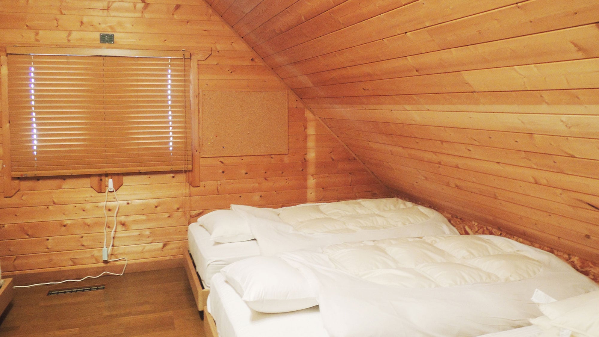 [Cottage] Second floor, bedroom area