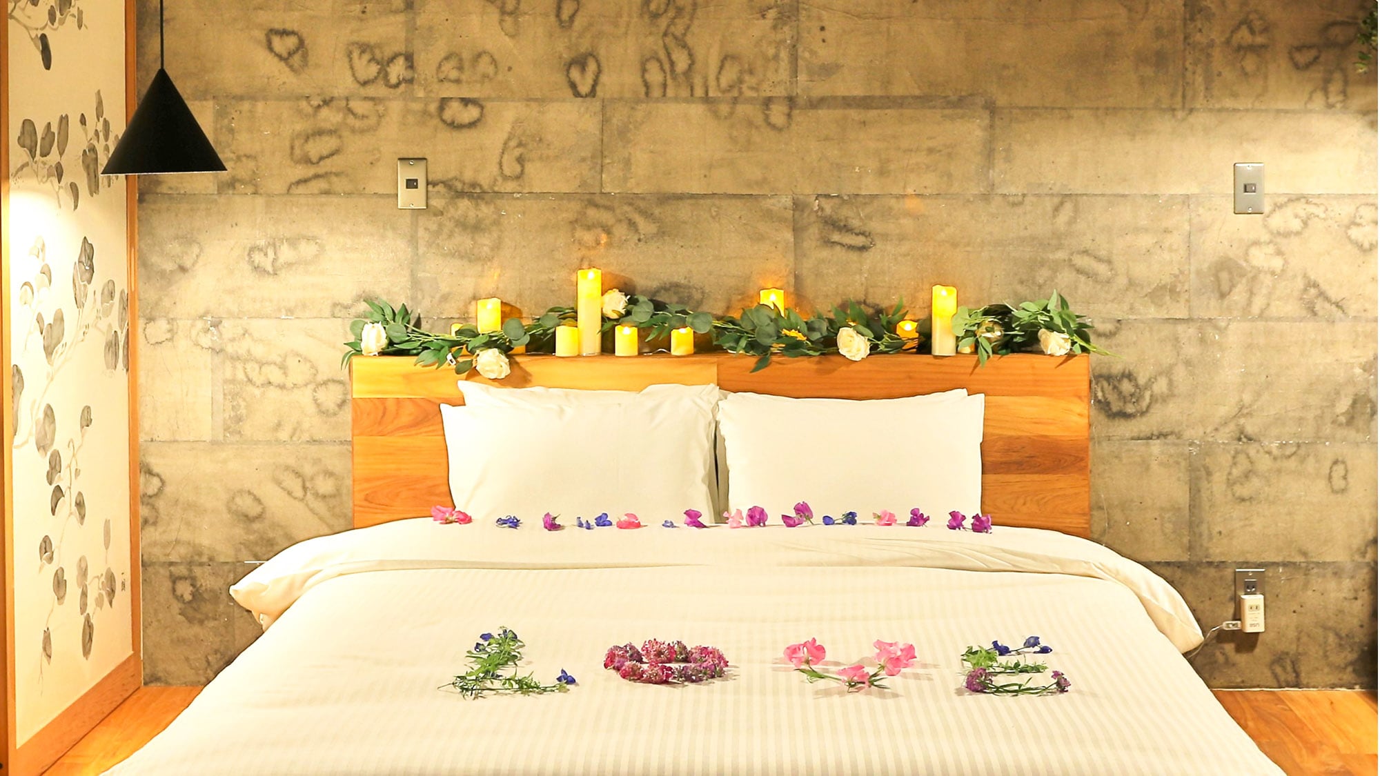 ・[Bed Flower Decoration] Surprise your loved one and celebrate their special day.