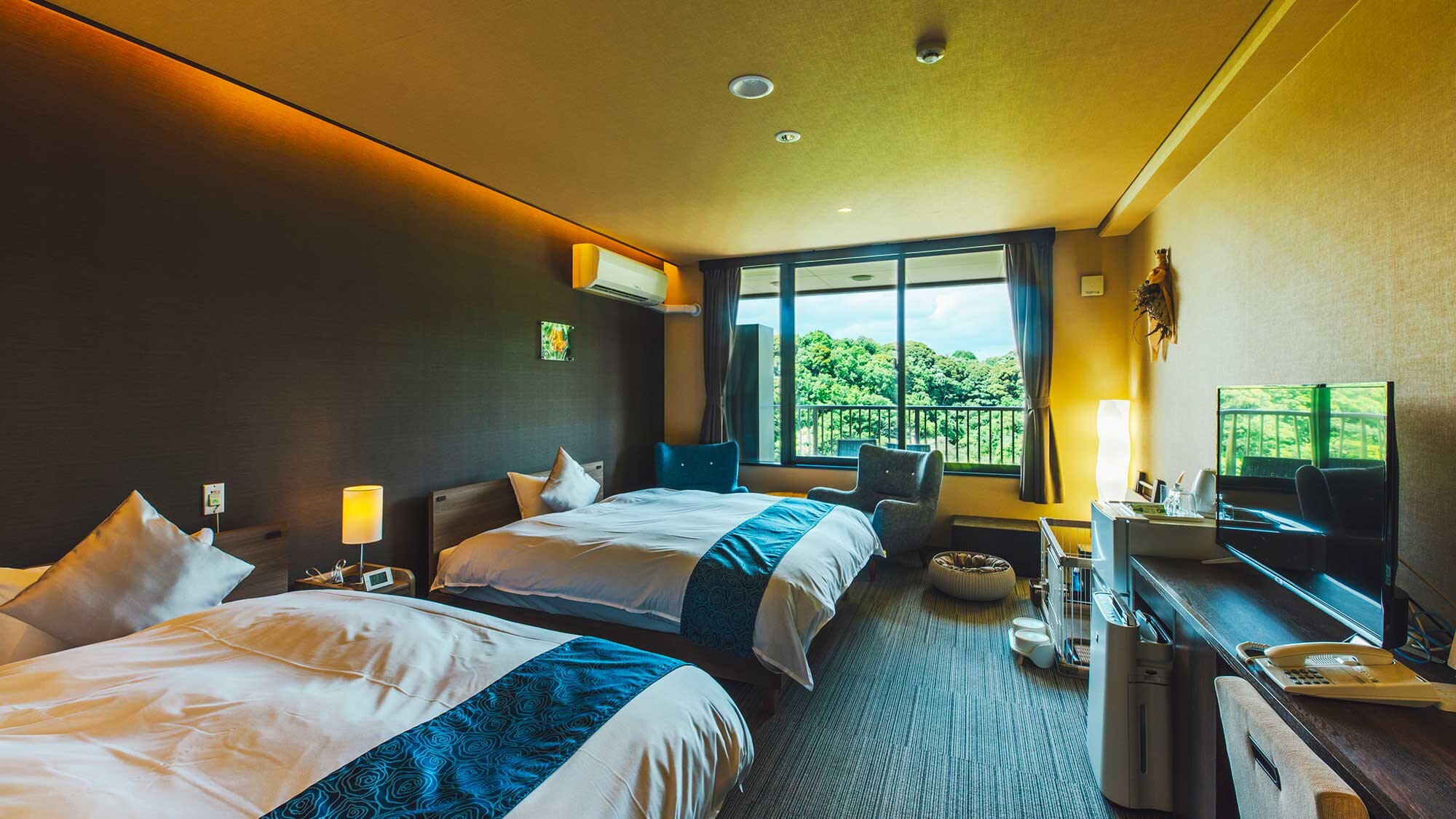 [Deluxe Twin Room] This room comes with one Simmons queen bed and one semi-double bed.