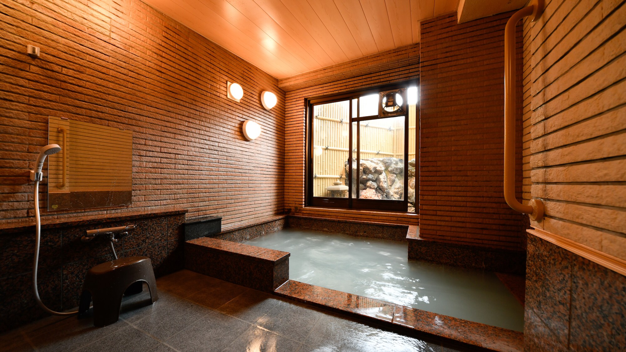 Women's bath (indoor bath) It is said to be a rejuvenating bath and a beauty bath because it whitens the skin.